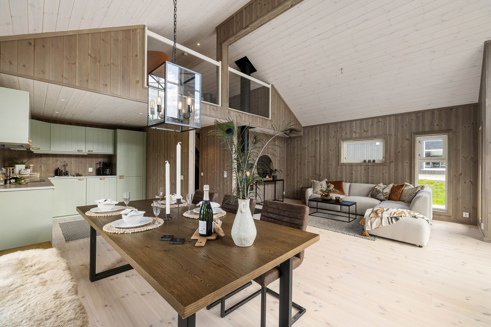 På hemsen kan barna få sin helt egen avdeling. Glassrekkverk ivaretar kontakten med stuen. Galleribilde