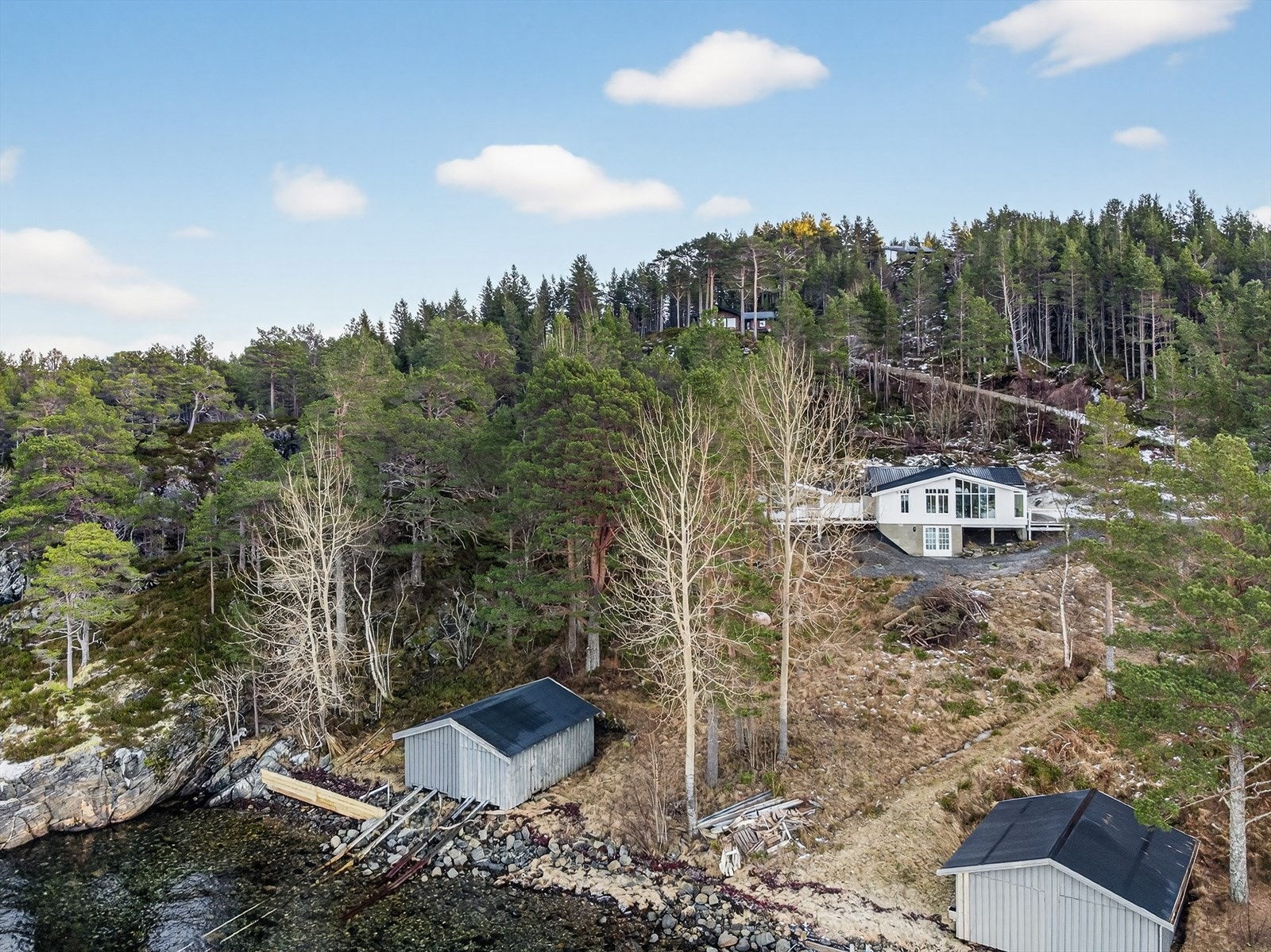 Dronefoto av naust og hytte Galleribilde