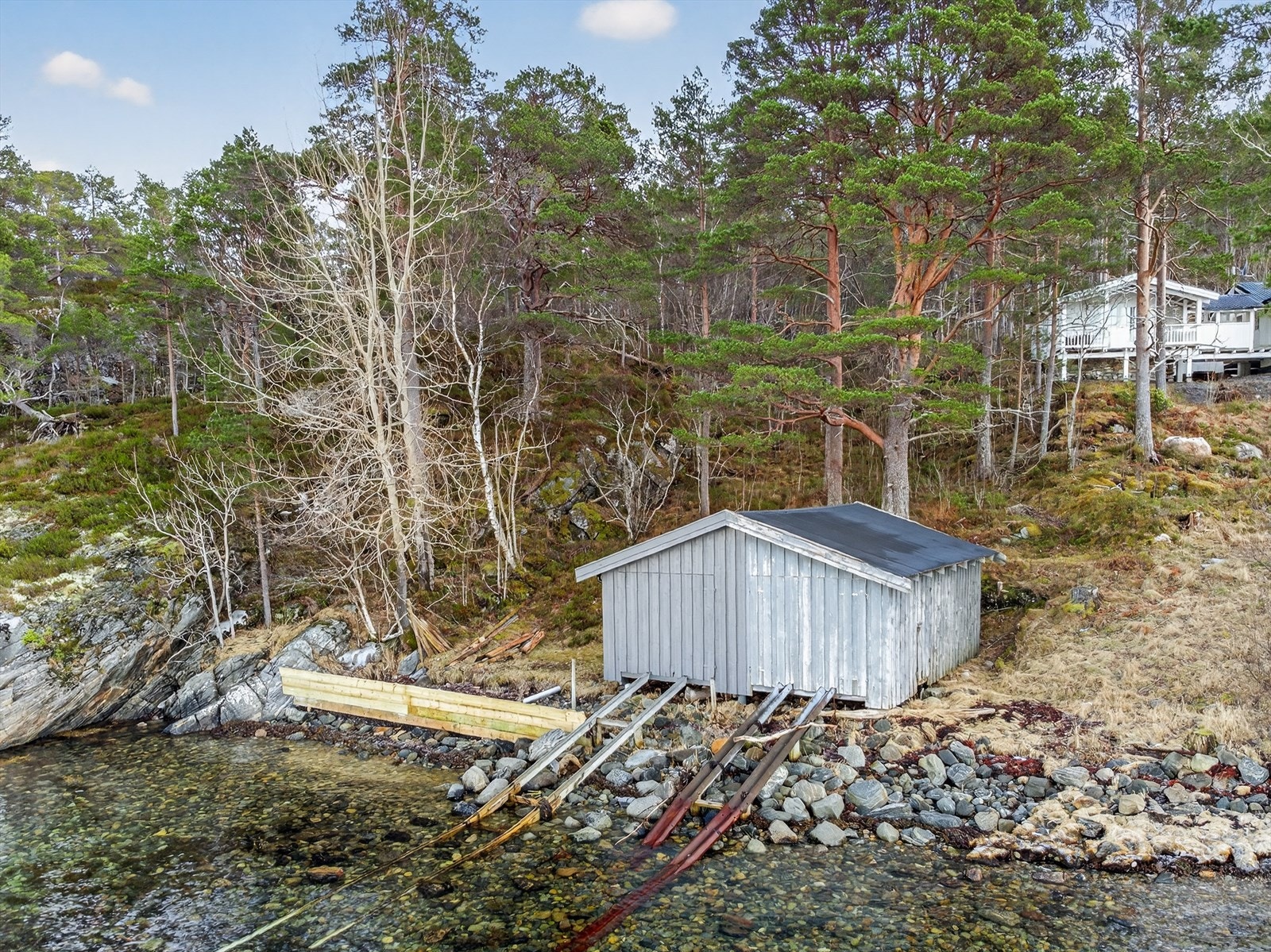 Naust (halvpart til høyre) Galleribilde