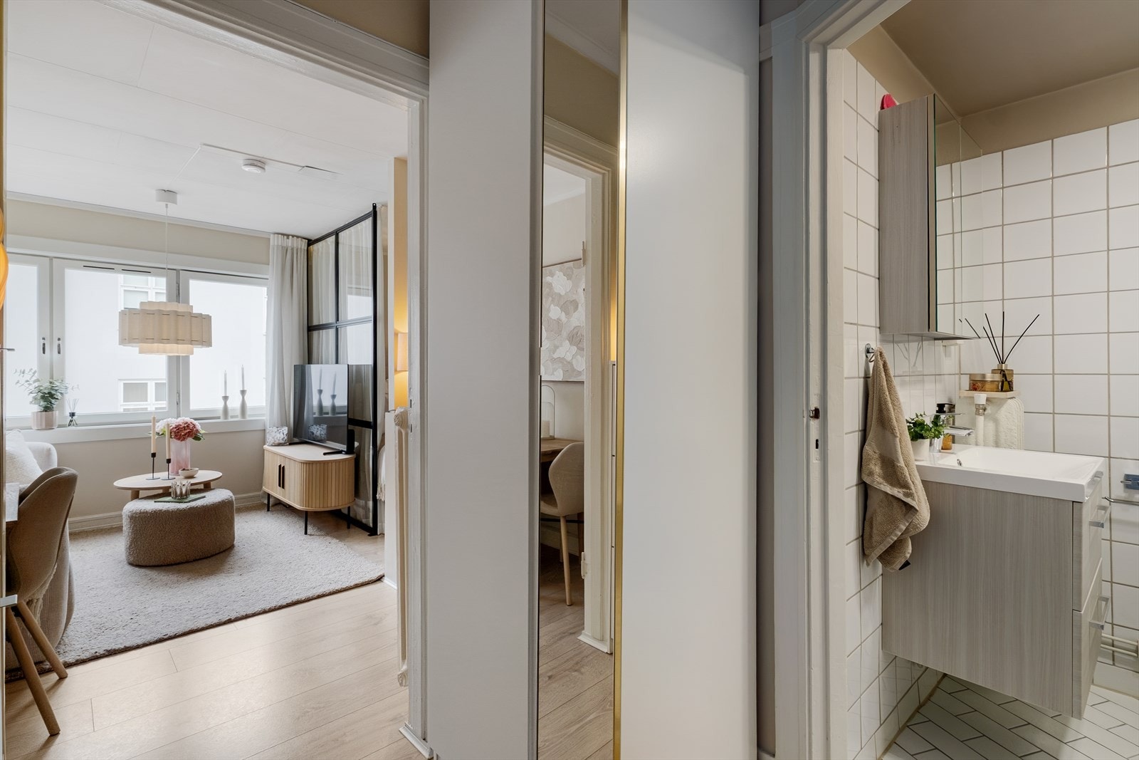 Lagringsplass er godt ivaretatt gjennom garderobeskap, veggskap, den innvendige boden samt en ekstern kjellerbod leiligheten disponerer på 1,7 kvm Galleribilde