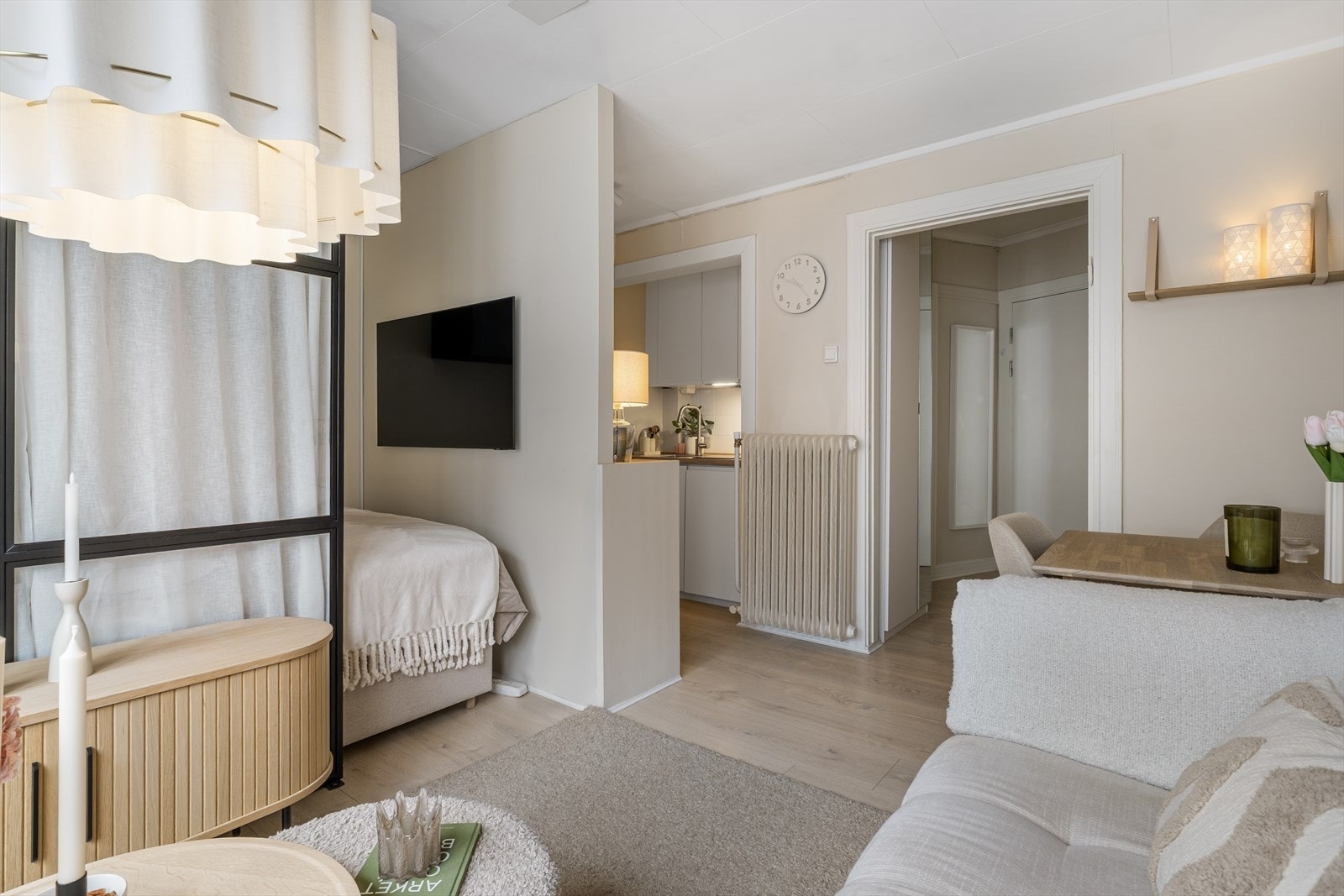 Leiligheten er lys og arealeffektiv med en gjennomtenkt planløsning som skaper naturlige soneinndelinger Galleribilde