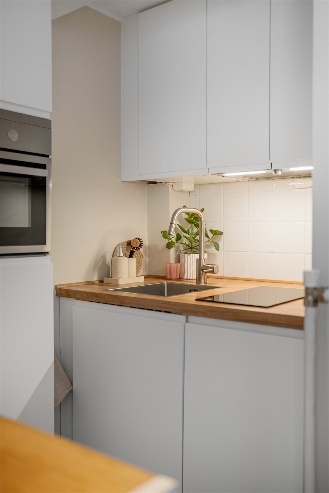 Velutstyrt kjøkken med integrert kjøleskap med frysedel, oppvaskmaskin, kombiovn (stekeovn og micro) og ny induksjonsplatetopp fra 2025 Galleribilde