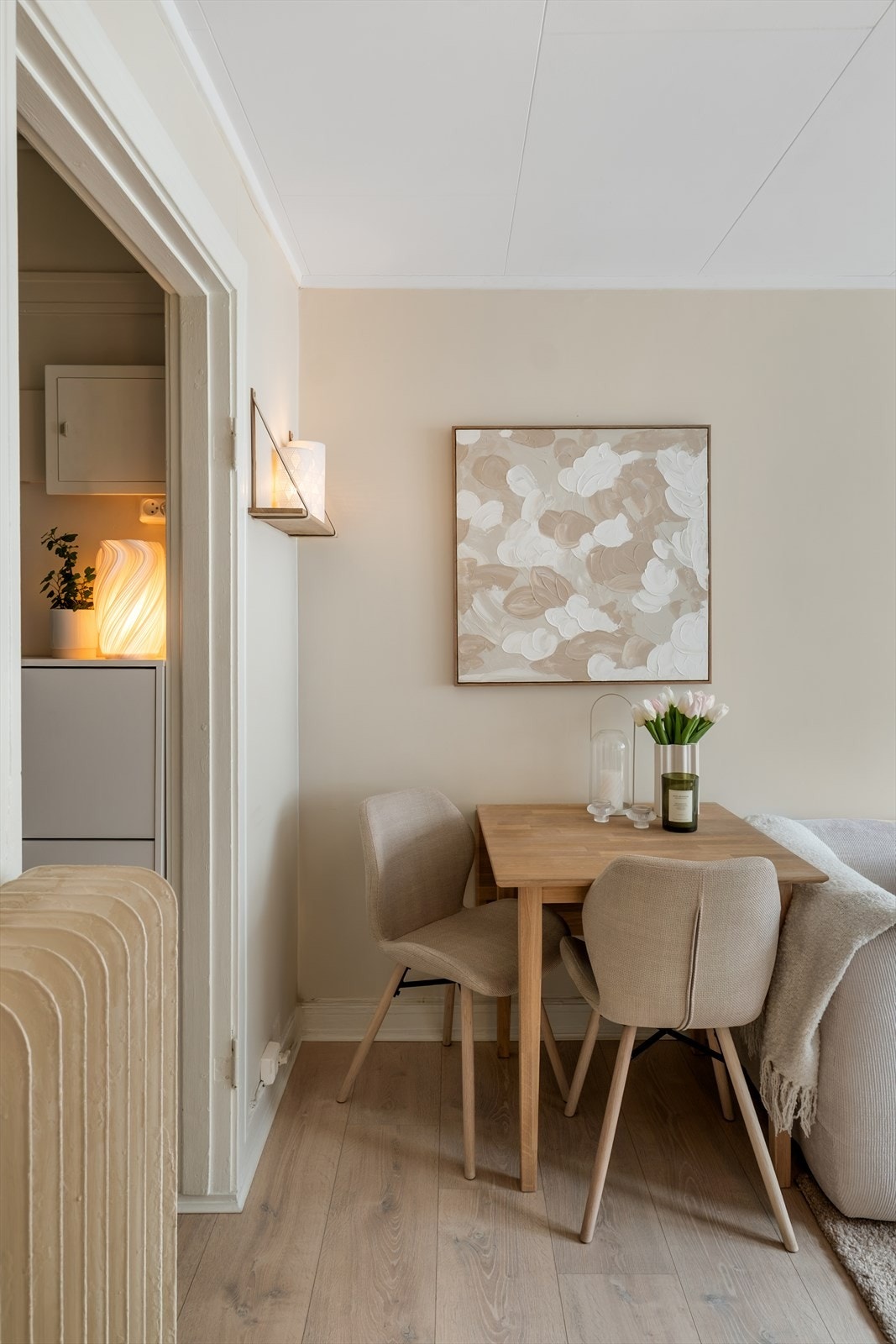 Det er også plass til et hyggelig mindre spisebord, perfekt for måltider med venner eller familie Galleribilde