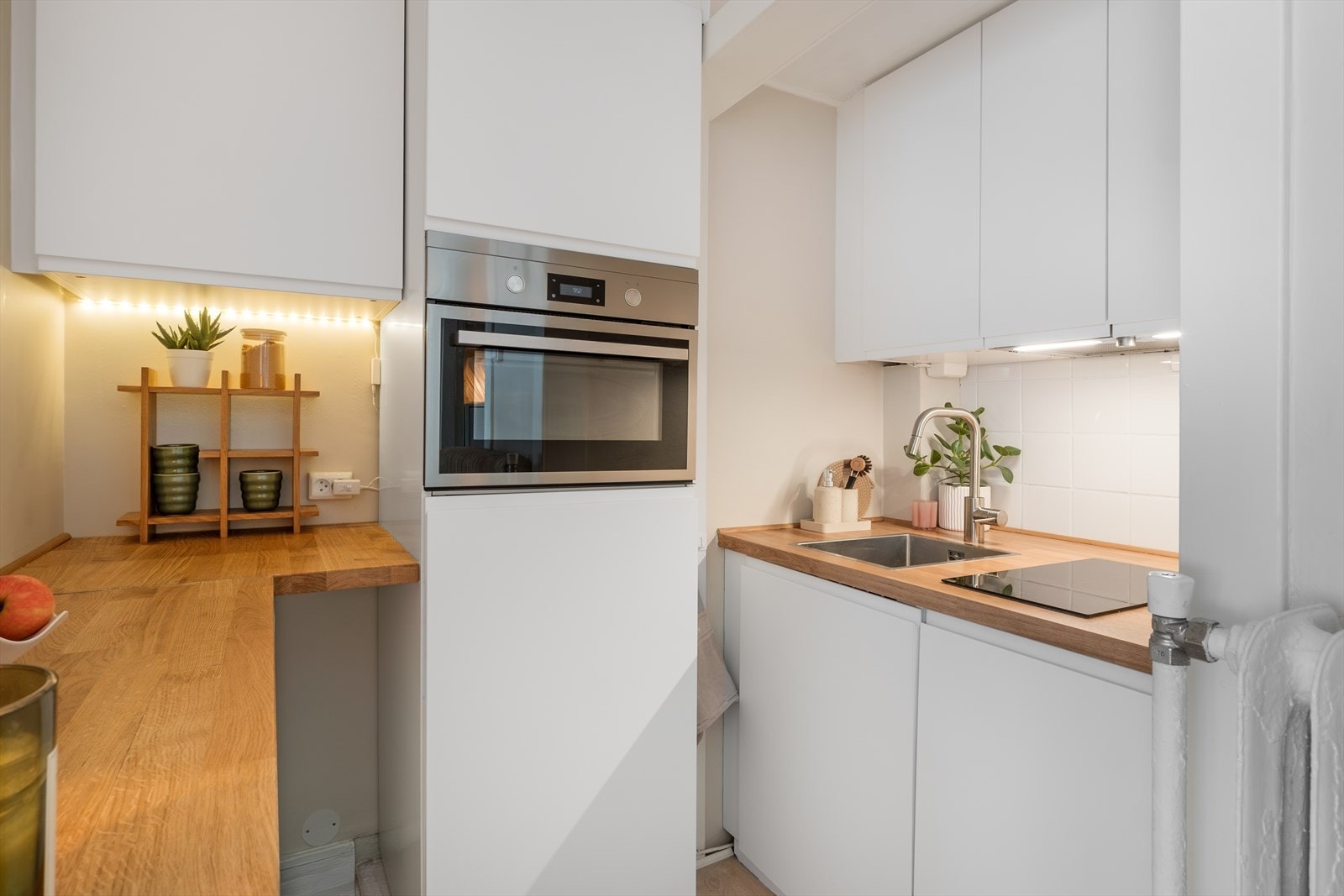 Kjøkkenet ble oppgradert i 2024 med ytterligere skap- og benkeplass Galleribilde