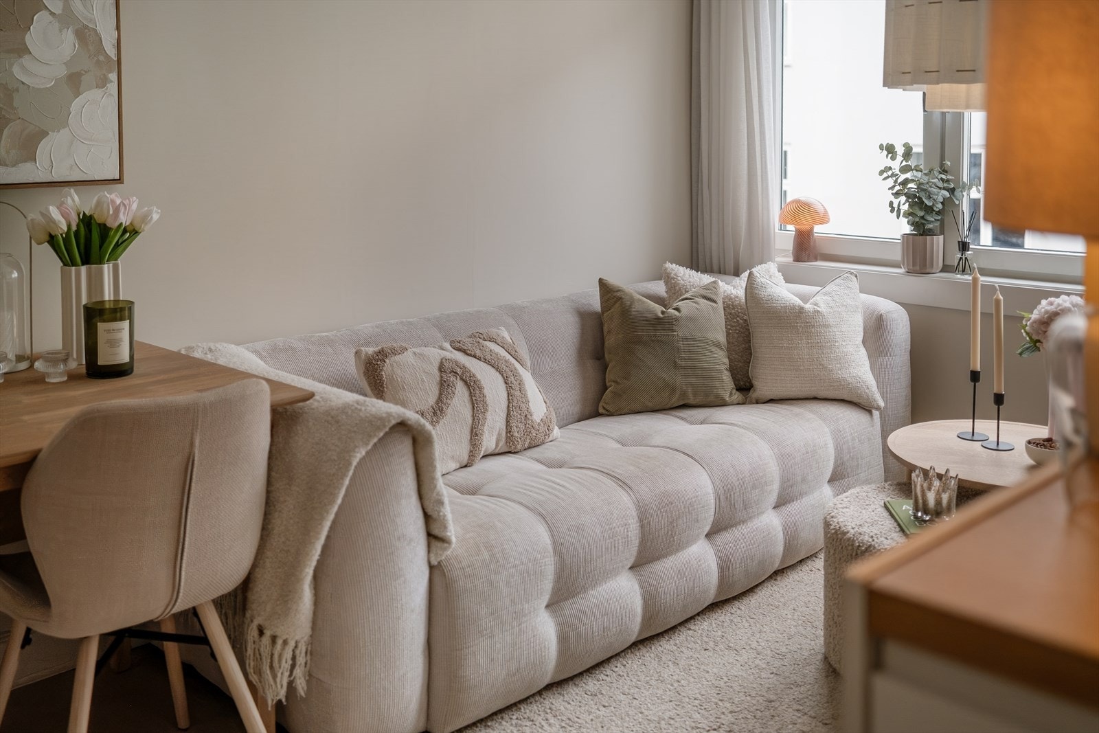 Stuen har god plass til tilhørende møbler Galleribilde