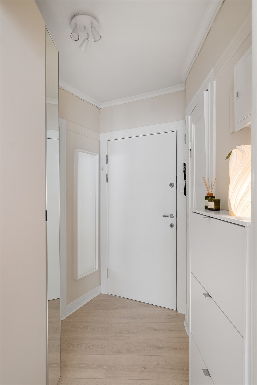 Lys og innbydende entré med delikate fargevalg som gir et godt førsteinntrykk av leiligheten Galleribilde