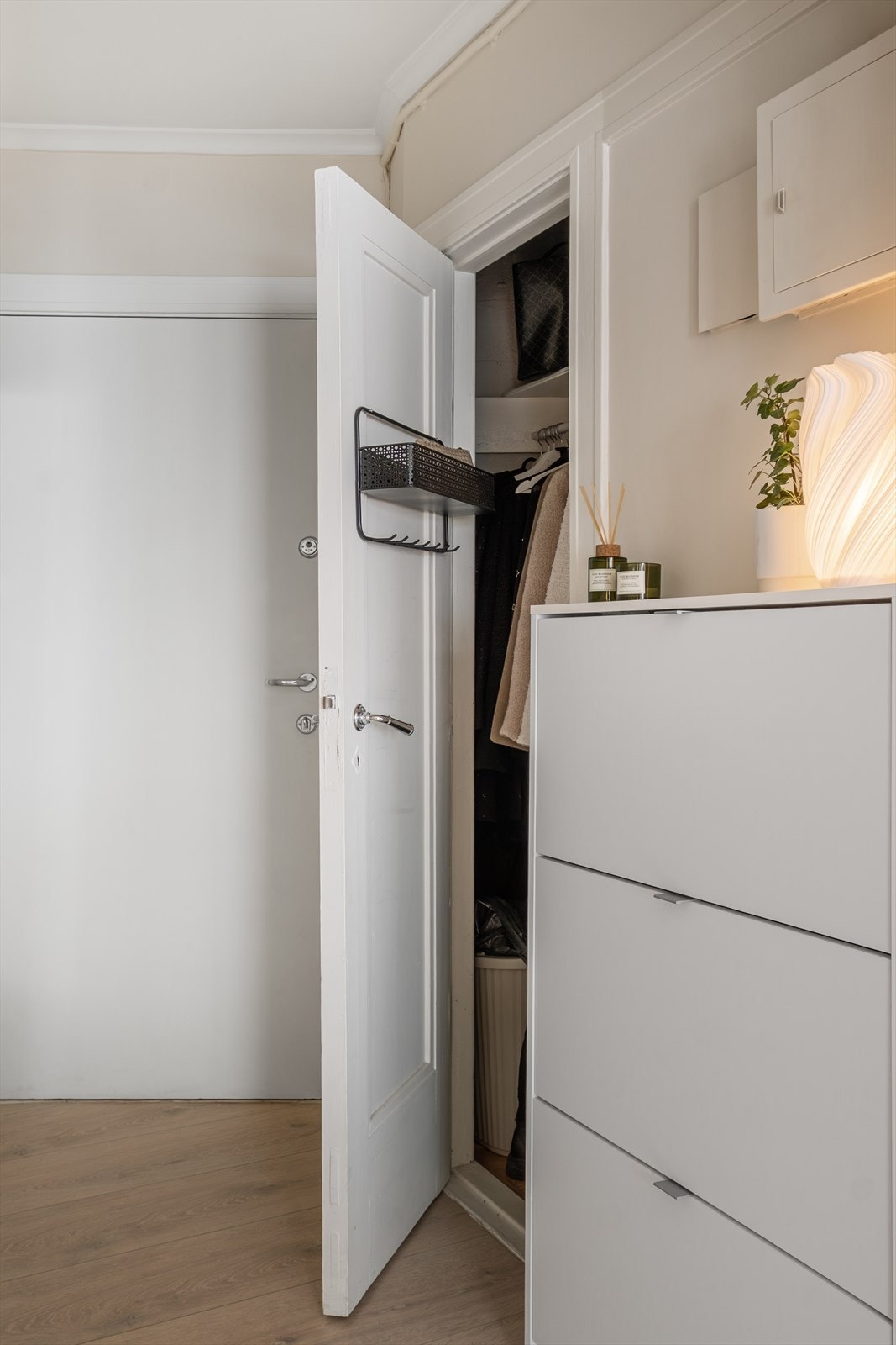 Den innvendige boden byr på gode oppbevaringsmuligheter Galleribilde