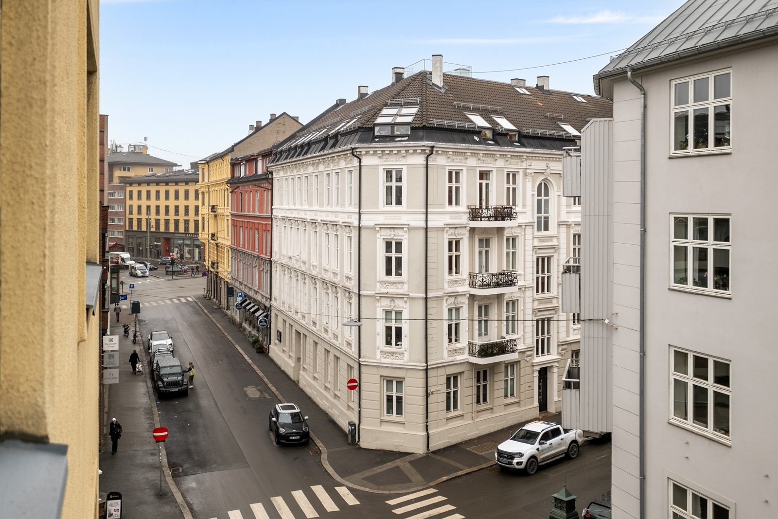 Utsikt fra leiligheten - her bor du sentralt med kort vei til alt du trenger, samtidig som beliggenheten oppleves rolig og skjermet Galleribilde