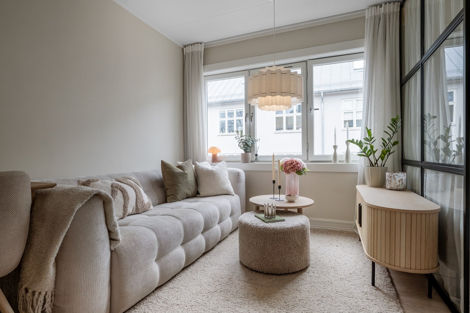 Leiligheten er lys og innbydende, har en lun stuedel, en skjermet soveplass og et stilrent og moderne kjøkken Galleribilde