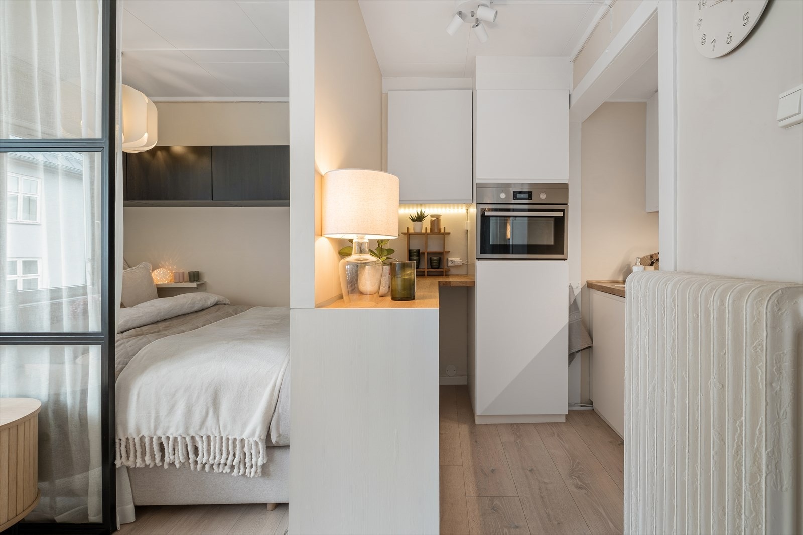 Stilrent og moderne kjøkken fra 2021 med glatte fronter og tre benkeplate Galleribilde