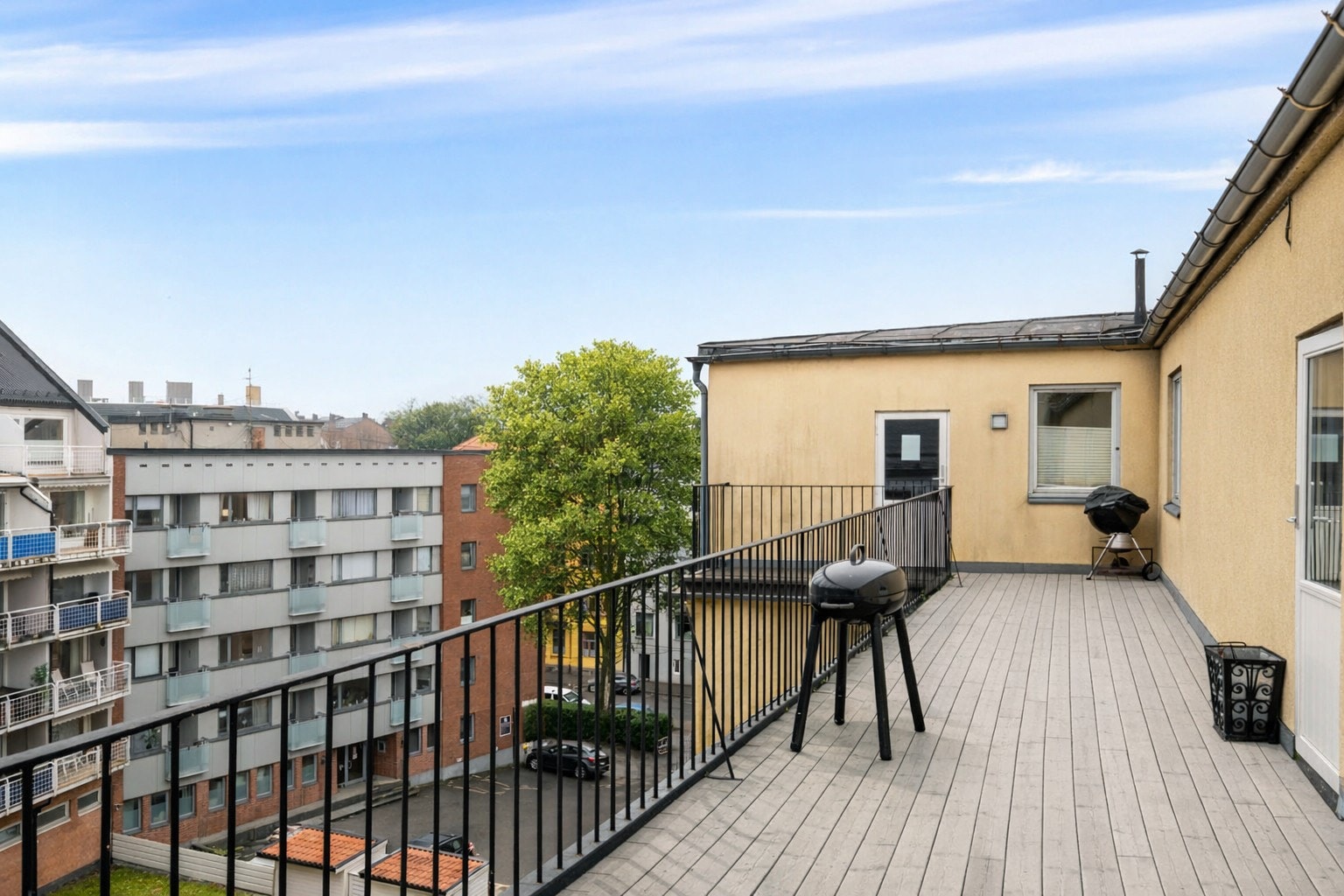 Solrik felles takterrasse til glede for beboerne i sameiet. Takterrassen byr på grill muligheter og sittegrupper om sommeren. Bildet er AI-redigert. Avvik kan forekomme. Galleribilde
