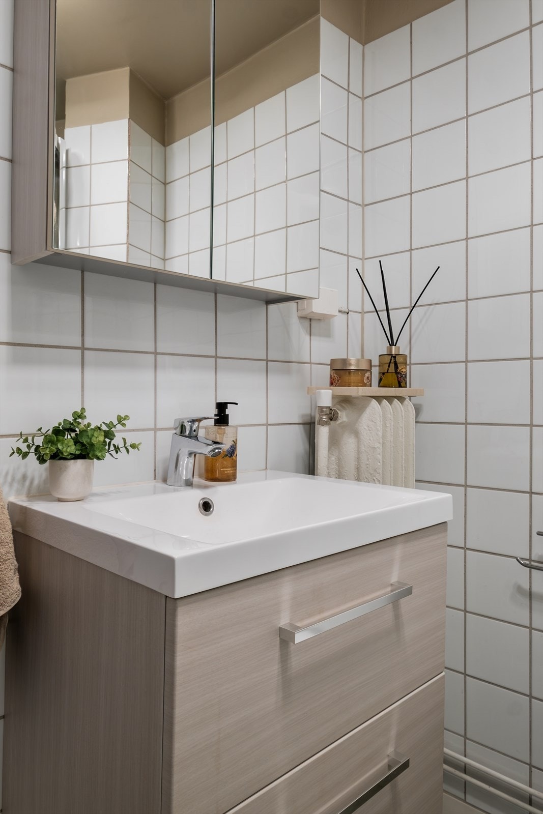 Innredningen består av servant med skuffeseksjoner, speilskap, toalett og dusjkabinett Galleribilde