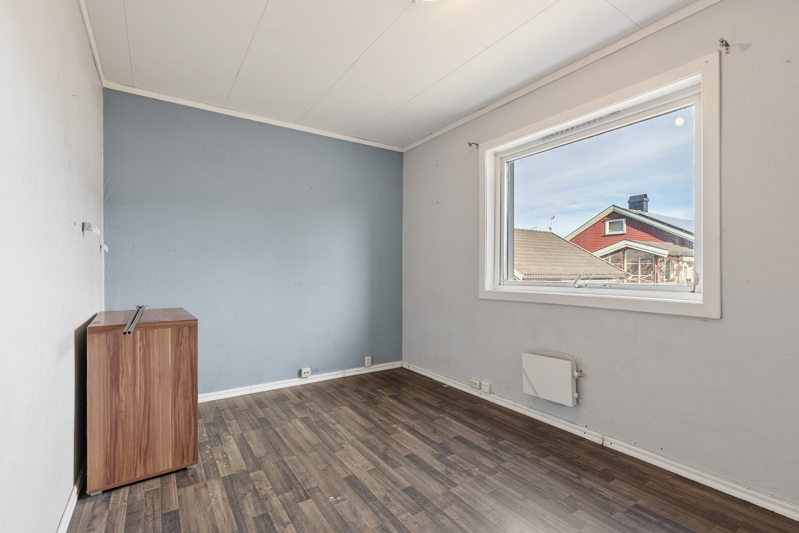 I 1. etasje finner du to soverom, begge med laminatgulv, malt tapet og panelplater på vegger og takplater i himling Galleribilde