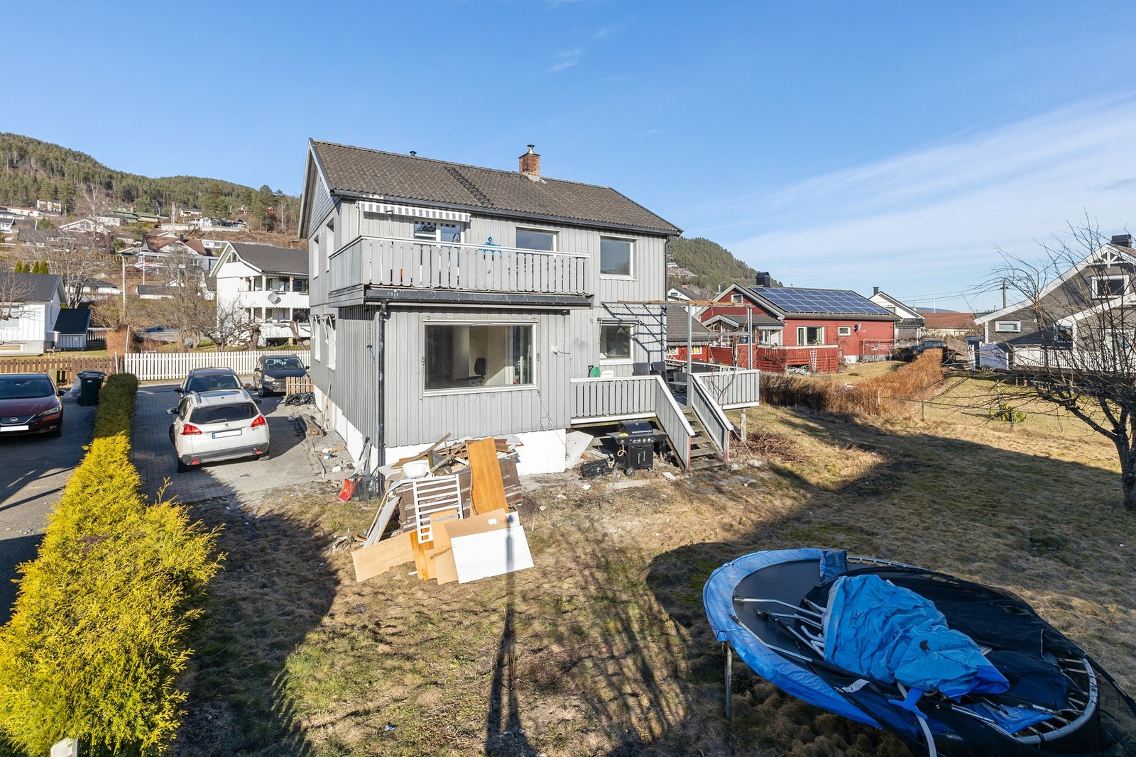 Boligen er sydvendt, har gode solforhold og et totalt terrasseareal på 48 kvm Galleribilde