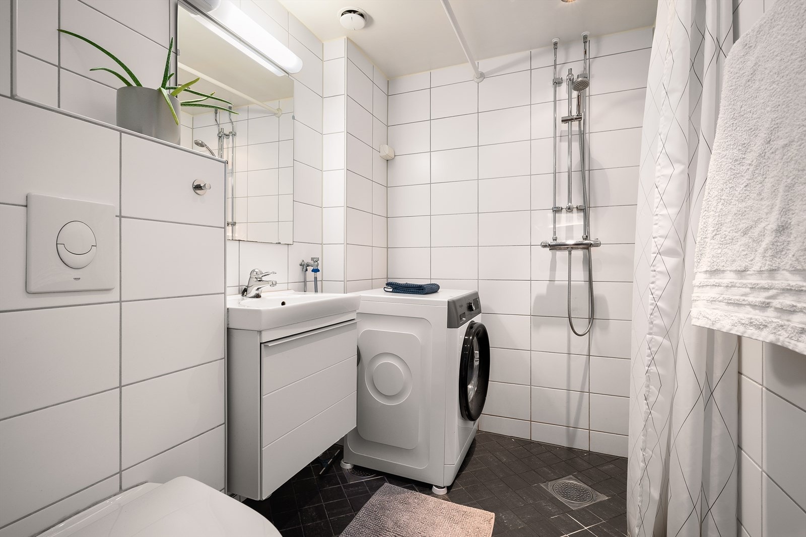 Tidløst og pent baderom, badet ble modernisert i regi av sameiet i perioden 2009-2010. Galleribilde