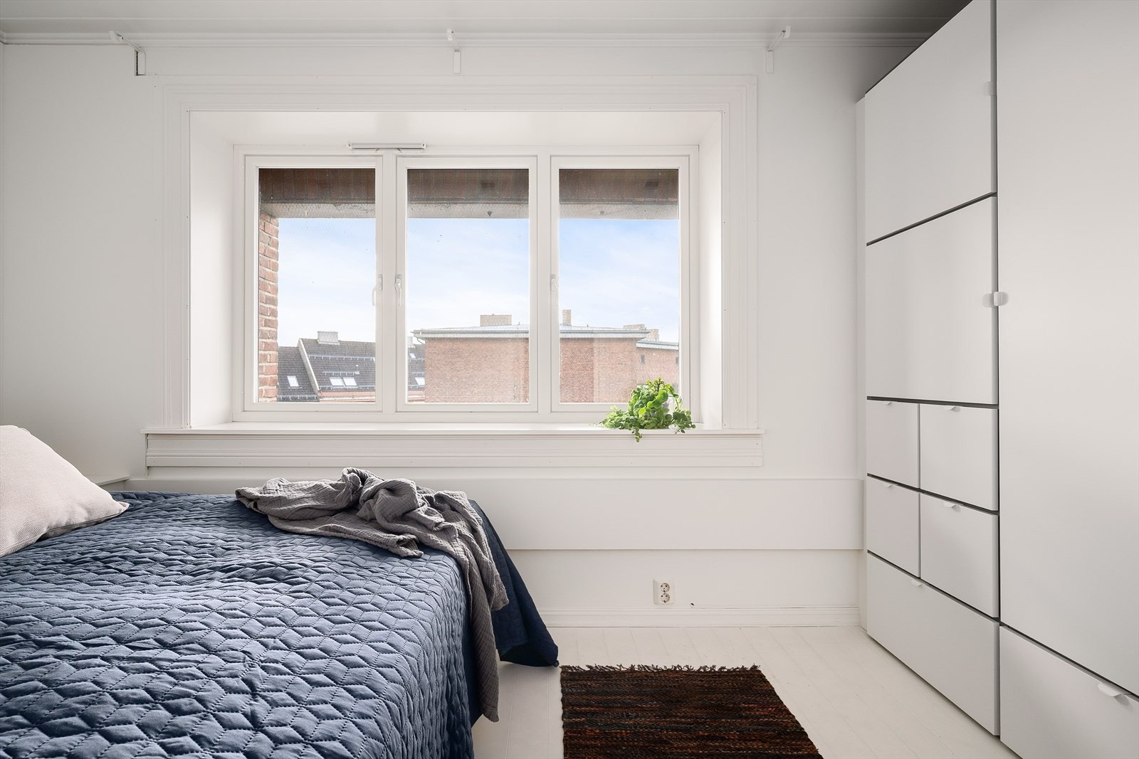 Soverommet er romslig og gir plass til dobbeltseng. Galleribilde