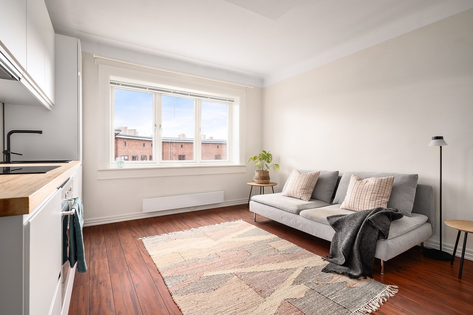 Stue og kjøkken er i åpen løsning og skaper et lyst og sosialt allrom med takhøyde på 2,54 meter , perfekt for samvær og hyggelige stunder. Galleribilde