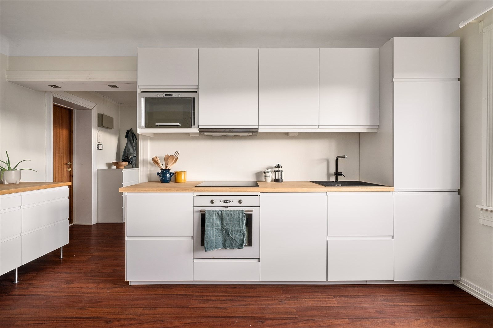 Leiligheten har en moderne og arealeffektiv planløsning, med stilrent kjøkken fra 2024. Galleribilde