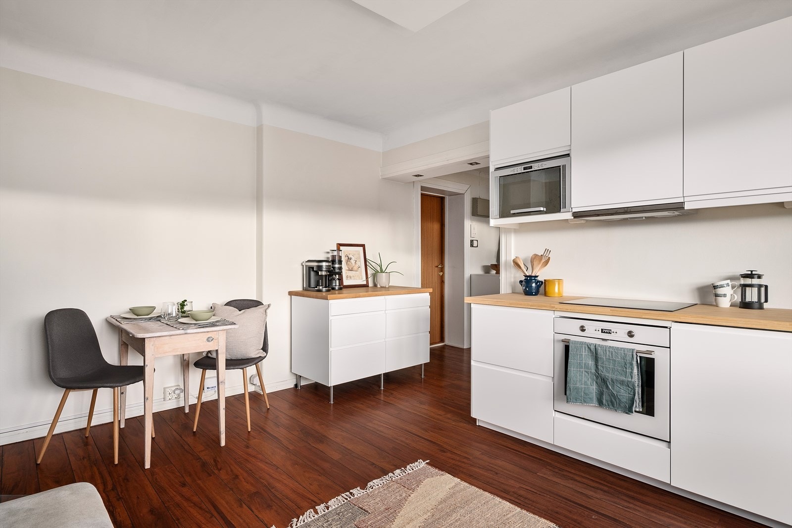 Kjøkkenet ble flyttet og nyinnredet i stuen i 2024, og er av merket Ikea. Galleribilde