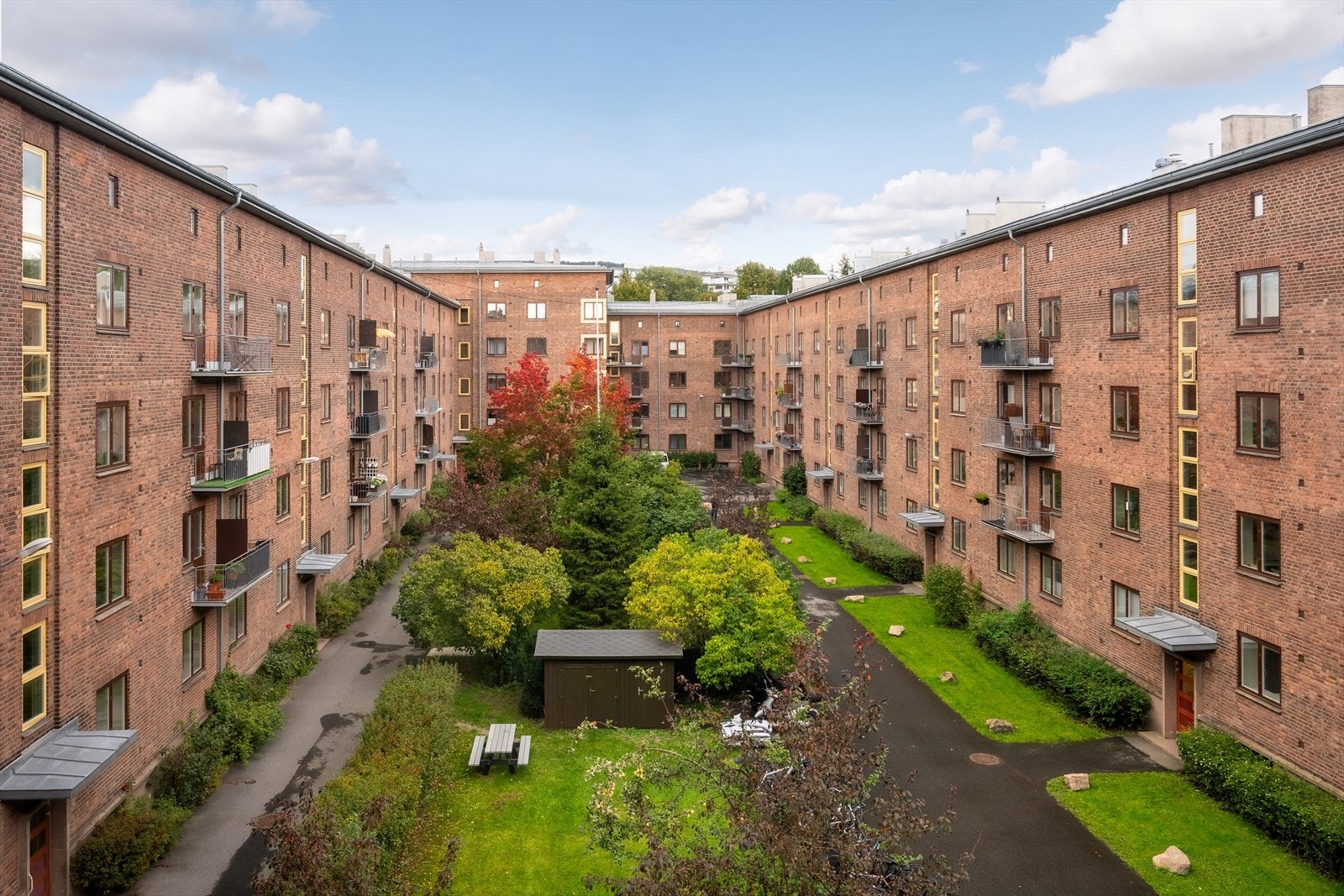 Sameiet med 188 boligseksjoner og én næringsseksjon har velstelte, grønne fellesarealer som skaper et trivelig bomiljø. Galleribilde