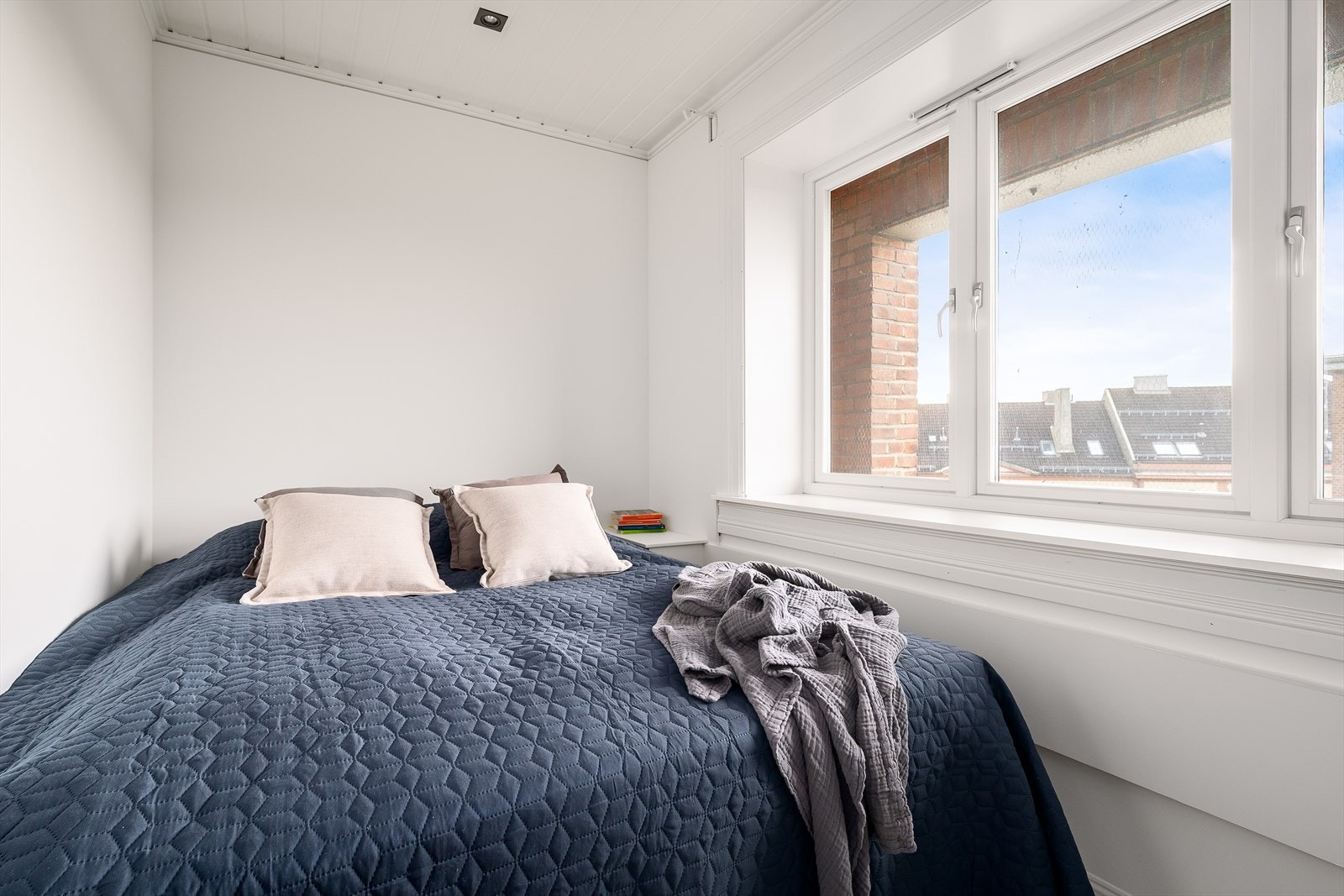 Store vindusflater slipper inn rikelig med lys, og utenfor vinduet finnes en egen, inntrukket brannbalkong. Galleribilde