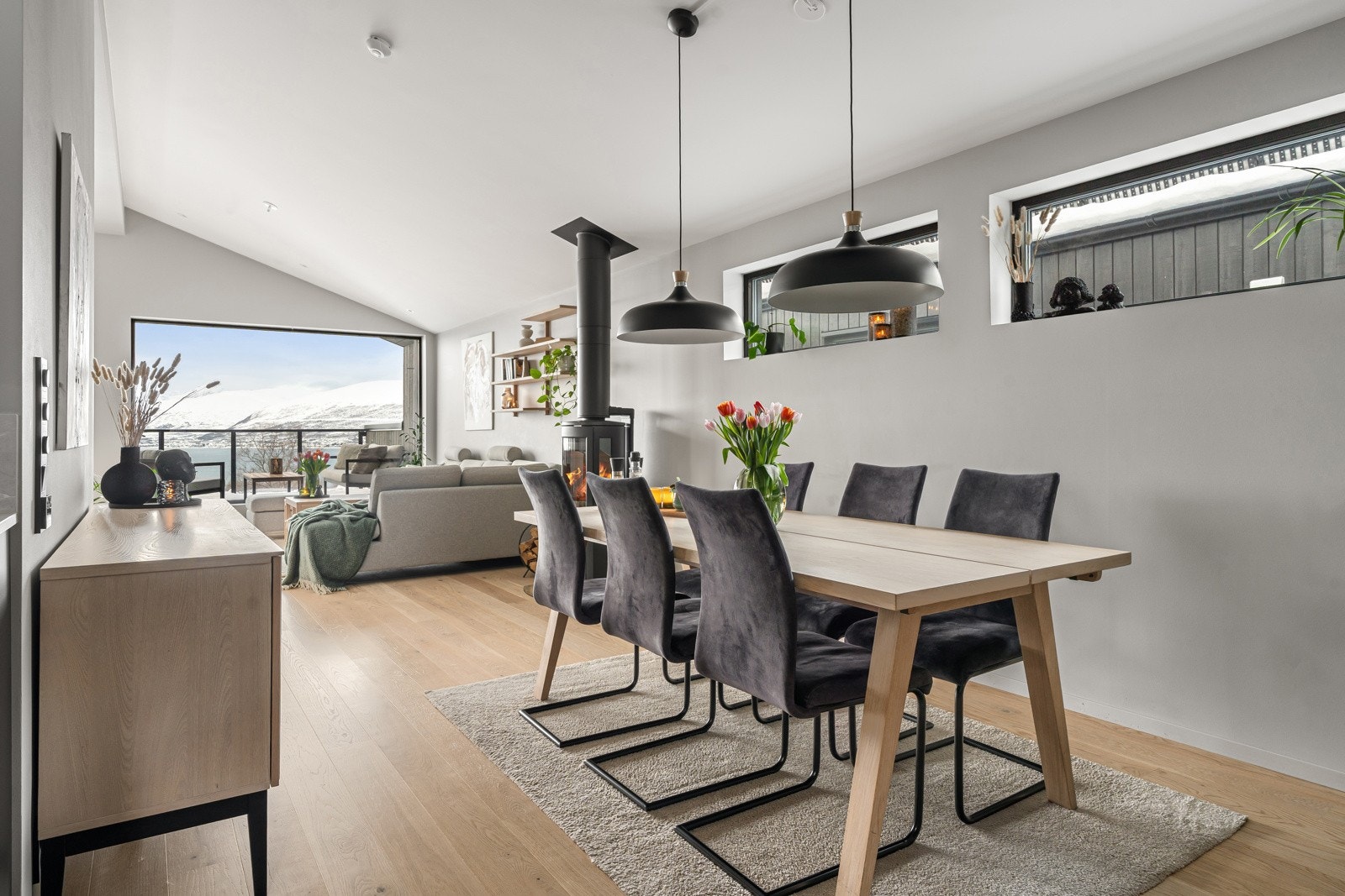 I overgang mellom stue og kjøkken er det plass til stor spisegruppe. Perfekt for sosiale sammenkomster. Galleribilde