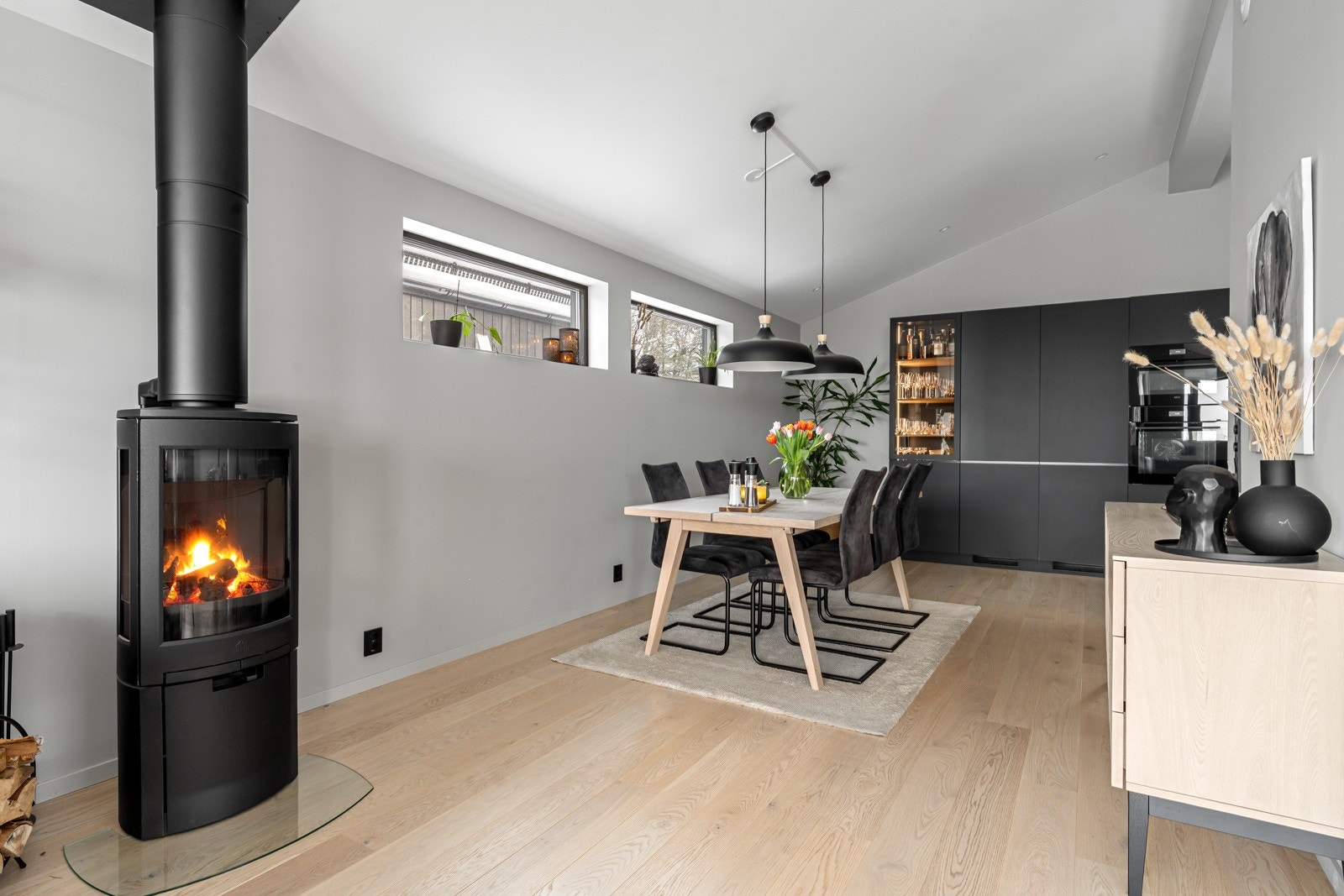 Vedfyring gir lun varme og reduserte energikostnader. Galleribilde