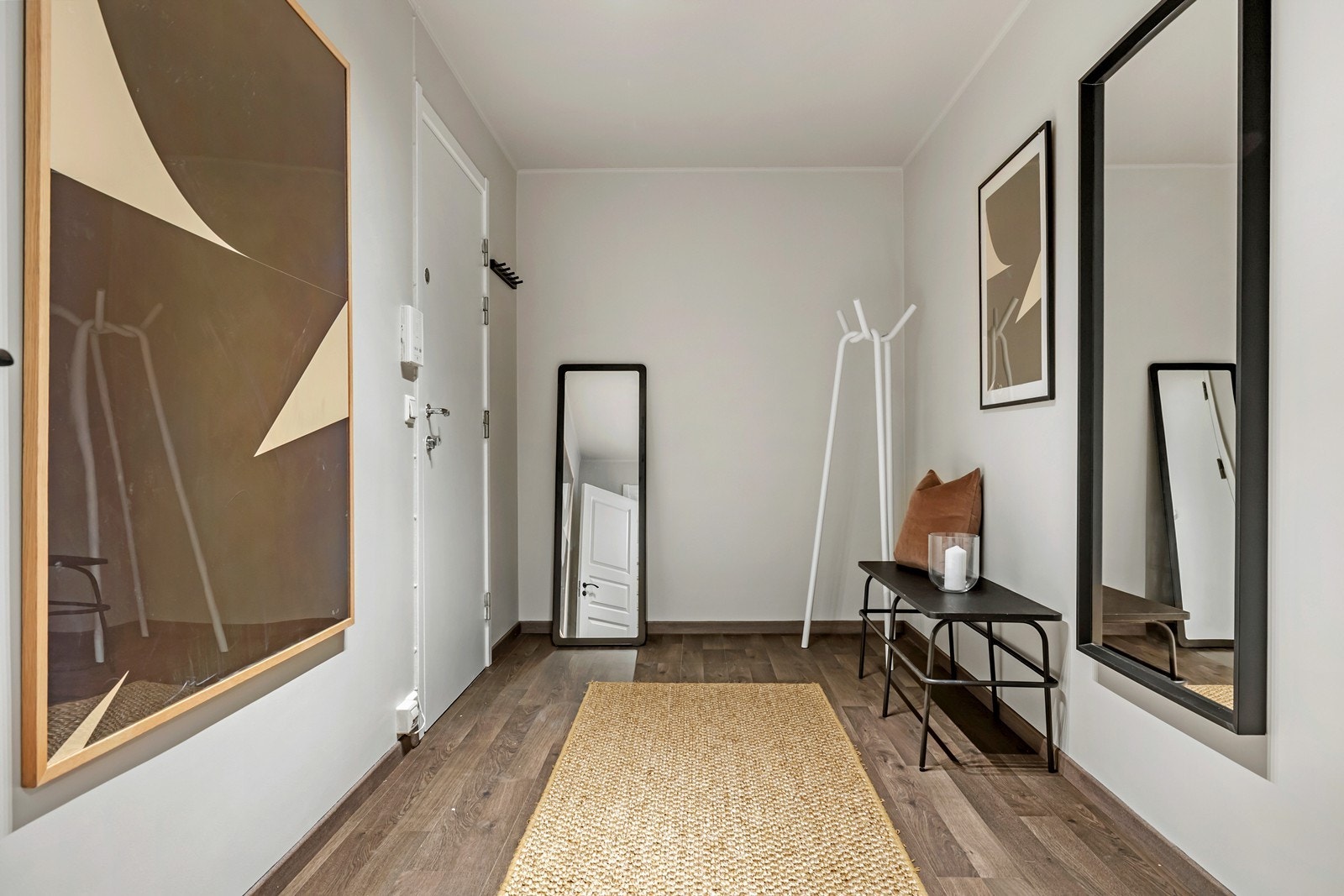 Entré med dørcalling og god plass til garderobeskap. Leiligheten disponerer en bod på ca. 4 m² i bakbygningen for praktisk lagring. Galleribilde