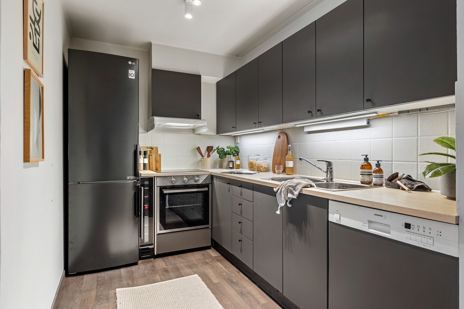 Kjøkkenventilator er tilknyttet byggets sentrale avtrekksanlegg, og motoren ble skiftet i 2020. Galleribilde