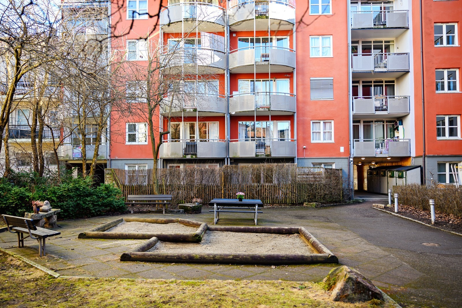 Bakgården er pent opparbeidet og avlåst med port mot gaten. Galleribilde