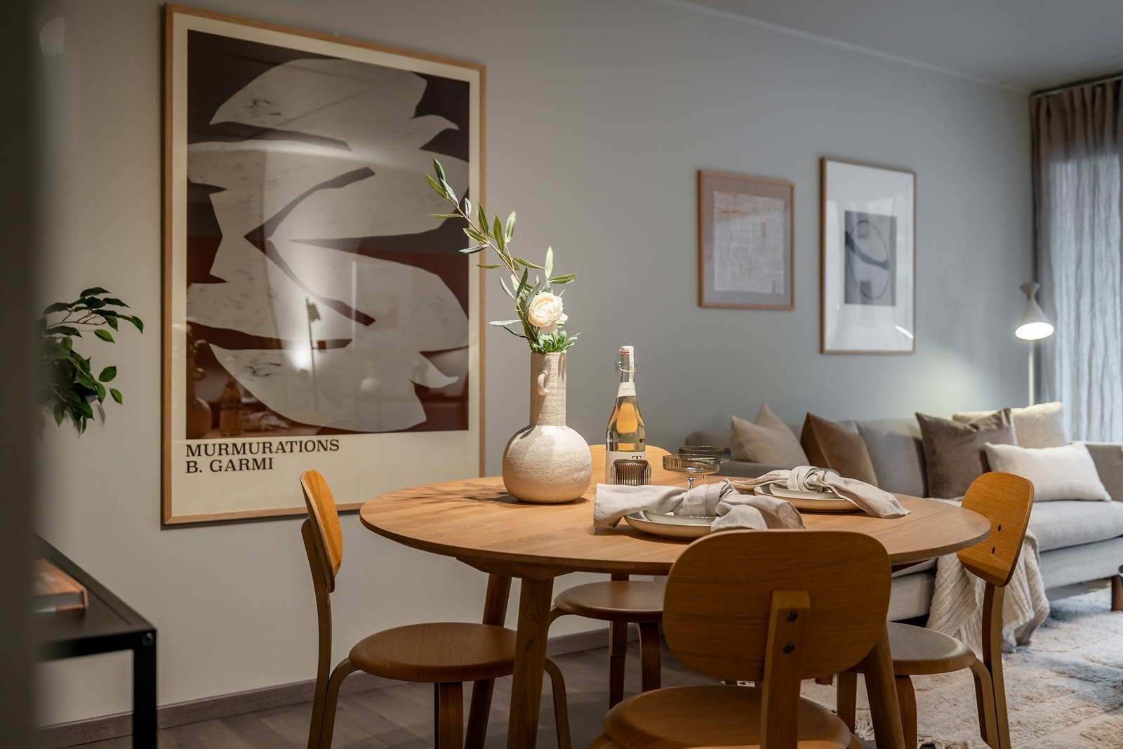 Det er god plass til en hyggelig spiseplass i tilknytning til både stue og kjøkken. Galleribilde