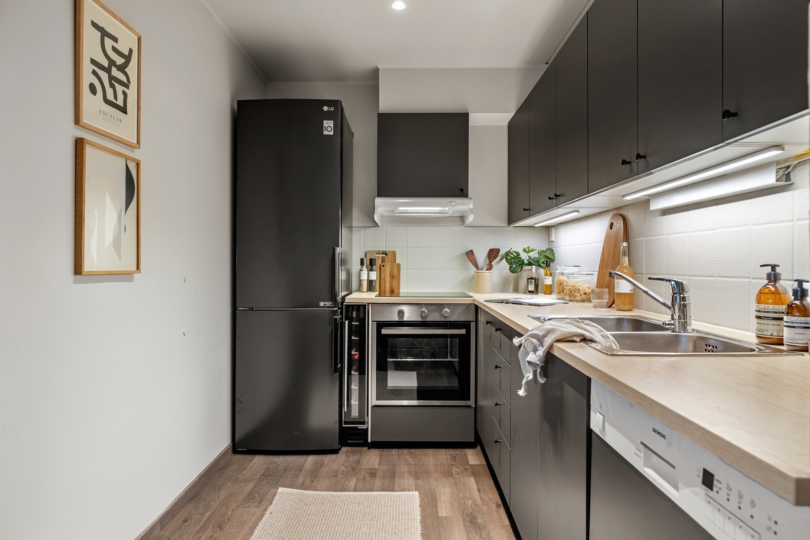 Kjøkkenet er velutstyrt med integrert stekeovn, oppvaskmaskin og eget vinskap. Innredningen har nymalte fronter. Galleribilde