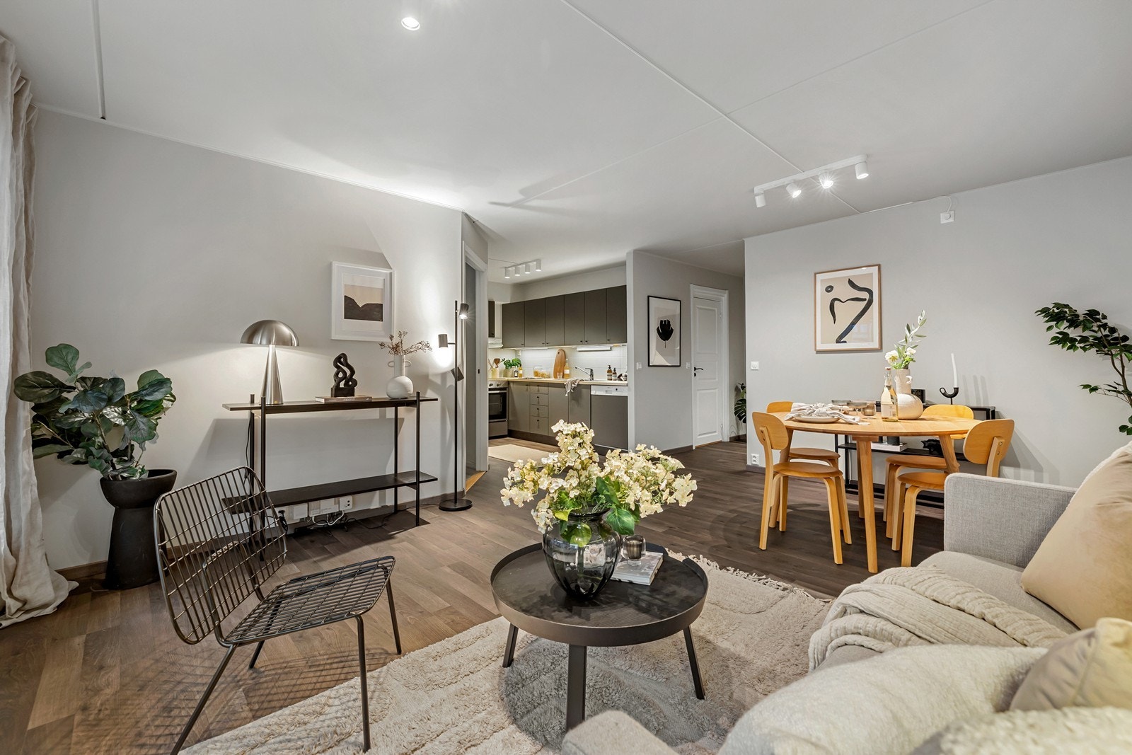 Fra stue mot spiseplass og kjøkken. Galleribilde