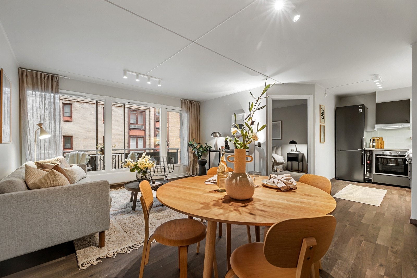 Fra spiseplass mot kjøkken og soverom. Galleribilde