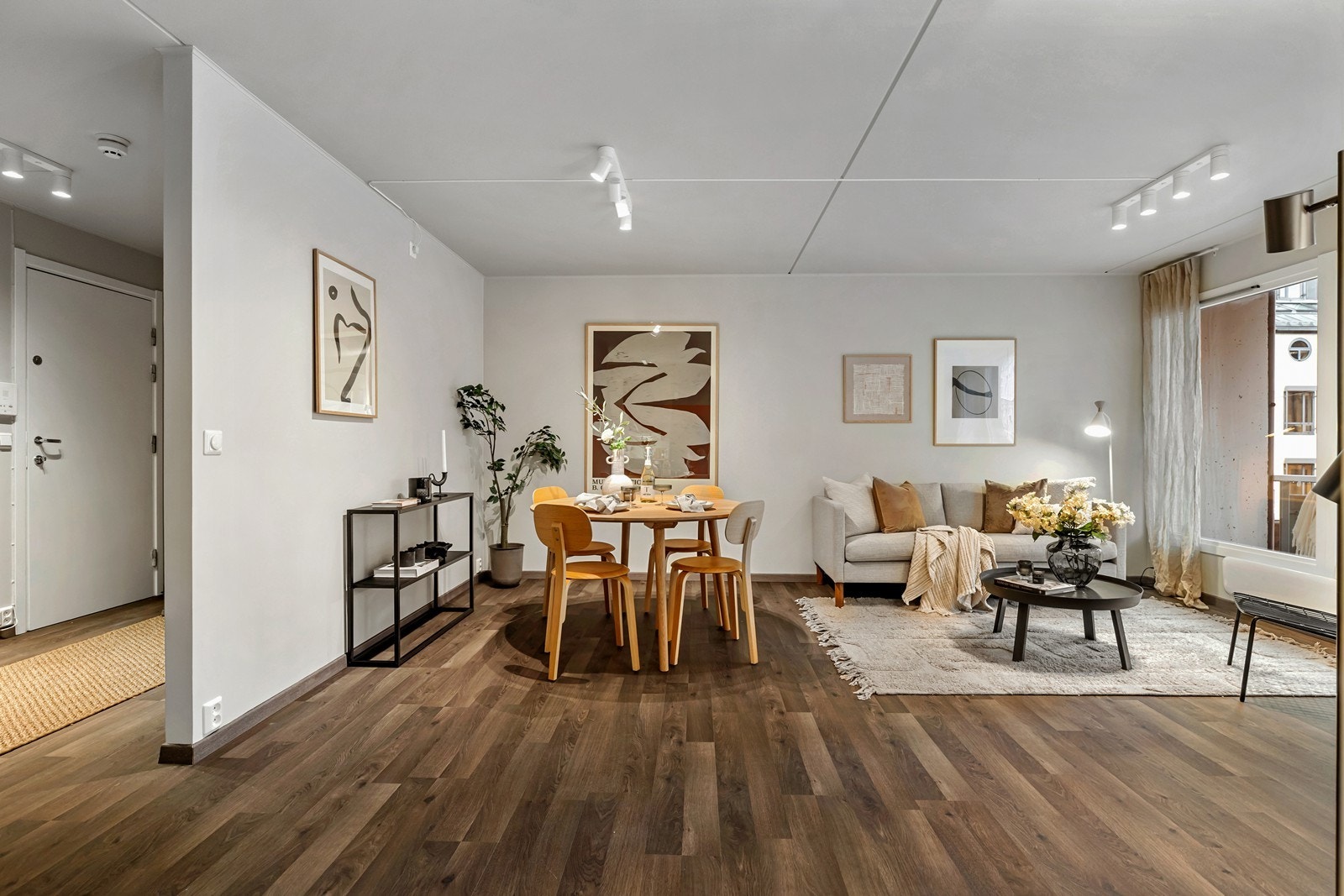 Fra kjøkken mot spiseplass/stue og gang Galleribilde