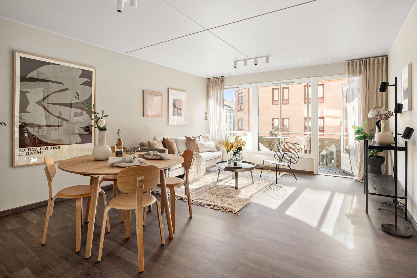 Stuen er lys og romslig med en delvis åpen løsning mot kjøkkenet. Galleribilde