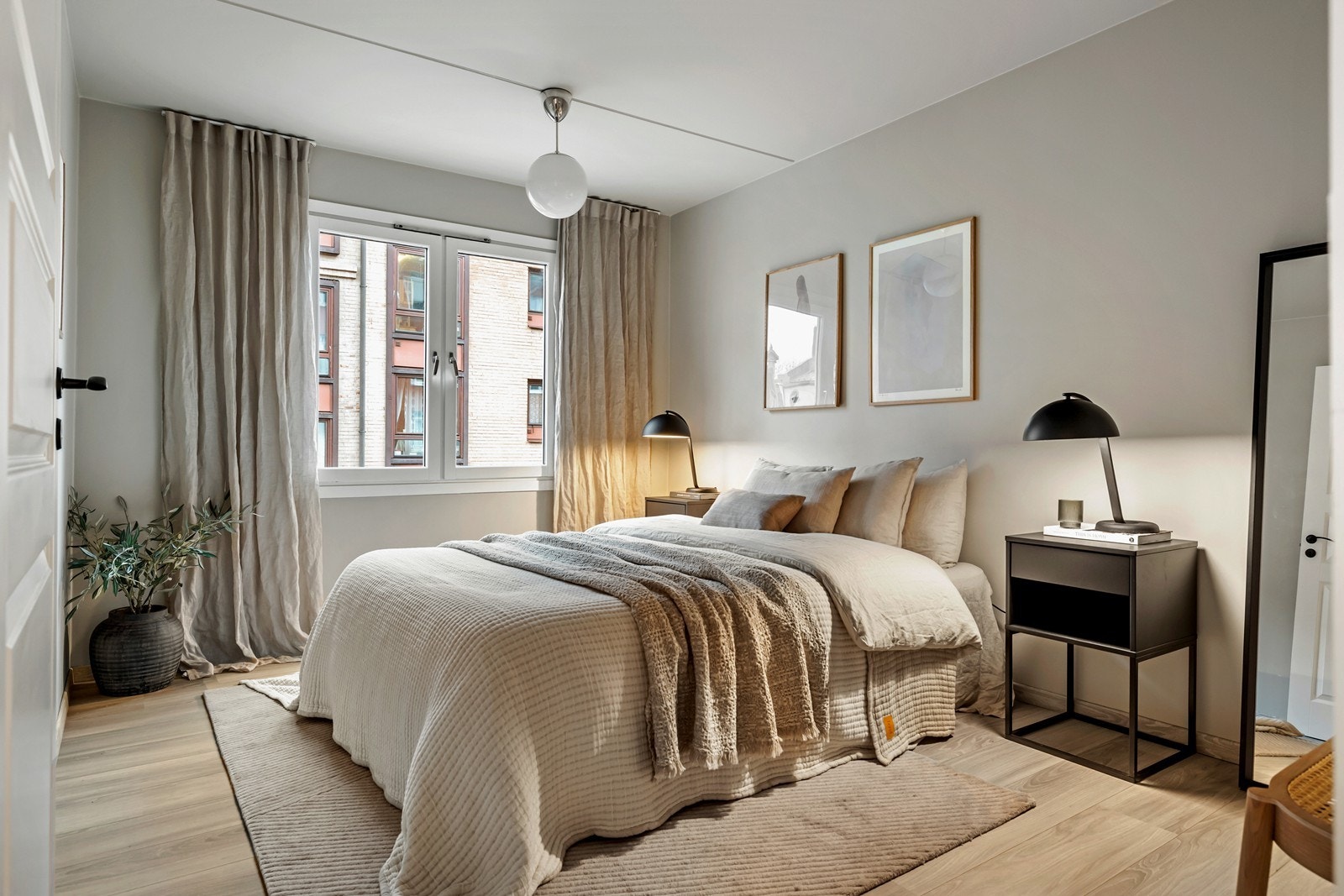 Soverommet er romslig med god plass til dobbeltseng og garderobeløsning. Galleribilde