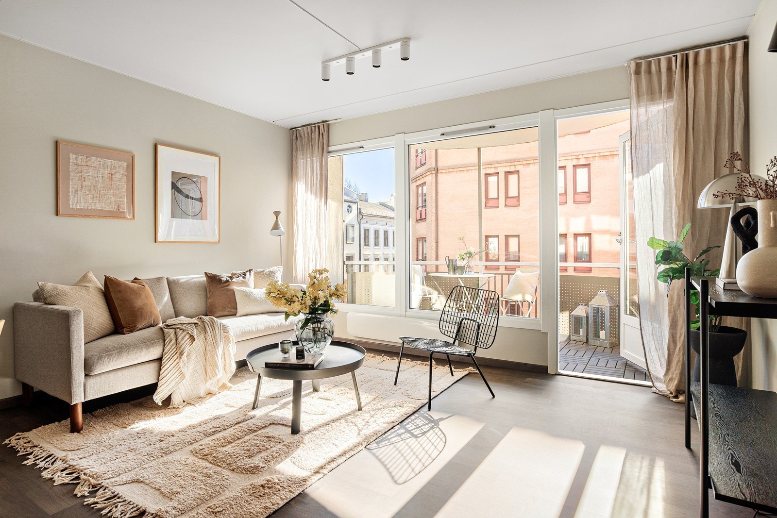 Fra stuen er det utgang til en sydvendt og solrik balkong som gir en fin forlengelse av rommet. Galleribilde