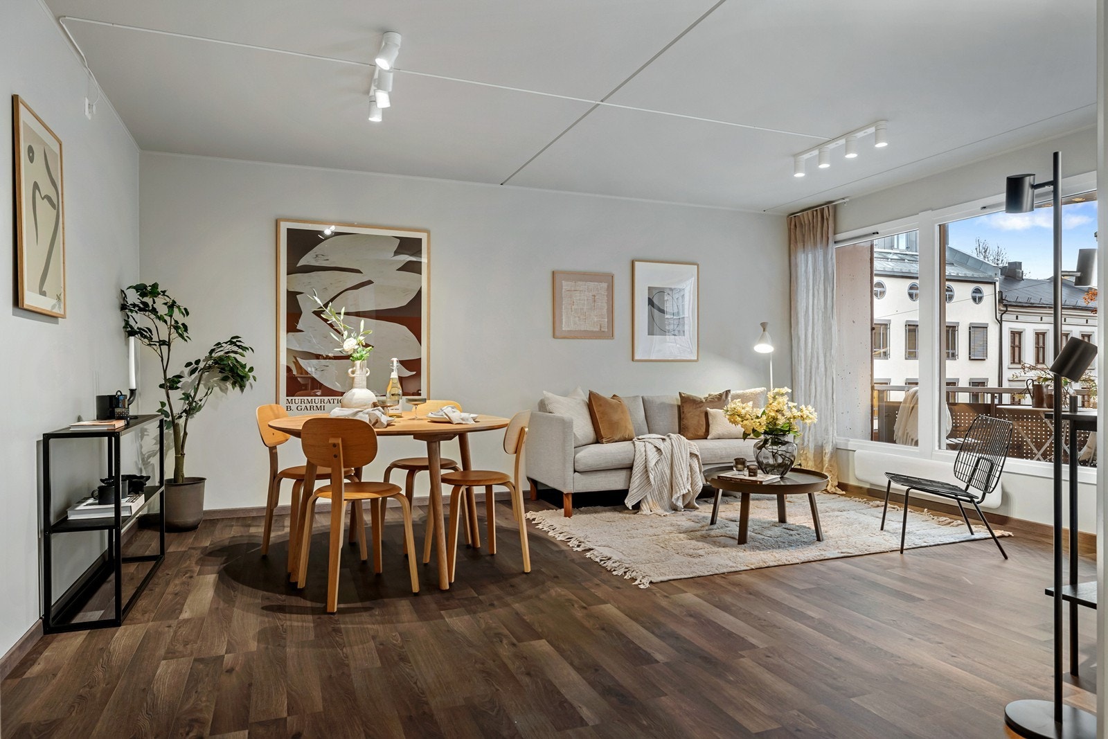 Den åpne stuen gir fleksible møbleringsmuligheter med god plass til både sofagruppe og spisebord. Galleribilde