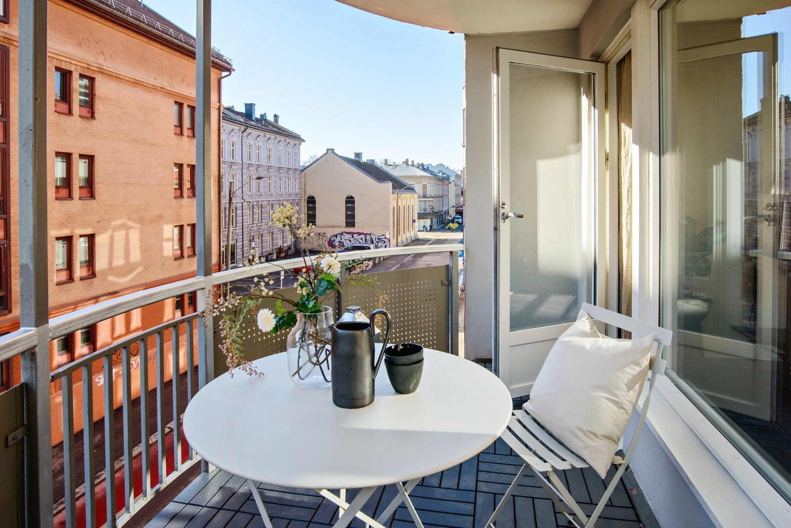 Balkongen har et dekke av vedlikeholdsvennlige fliser og plass til en sittegruppe. Galleribilde