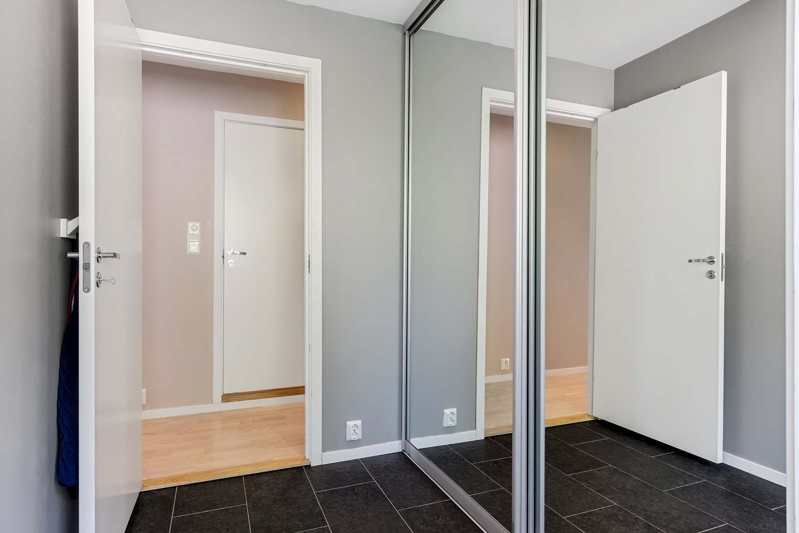 - Flislagt inngangshall med stor speilgarderobe - Galleribilde
