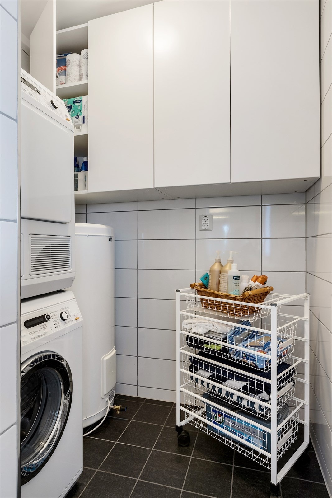- Og en meget praktisk vaskeromsnisje! - Galleribilde