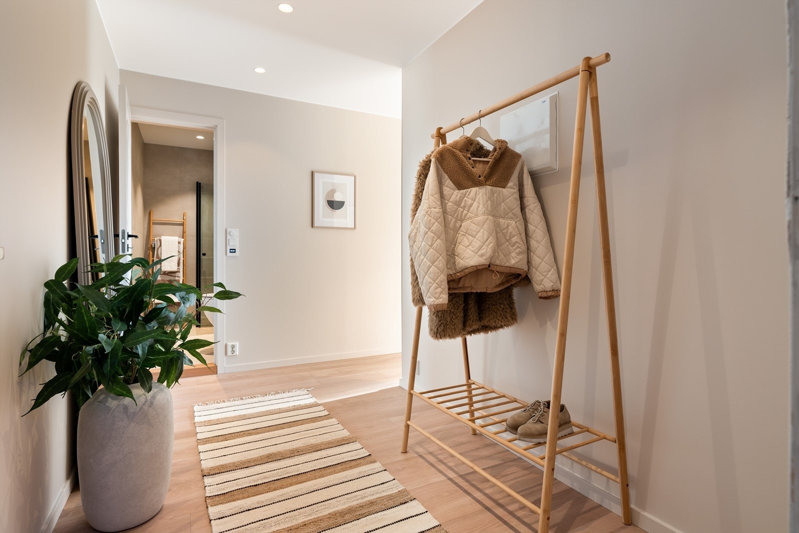 Entreen er på hele 6,6m² og gir ett rettmessig førsteinntrykk av leiligheten. Her er det i tillegg god plass til garderobeløsning og klesoppbevaring. Galleribilde