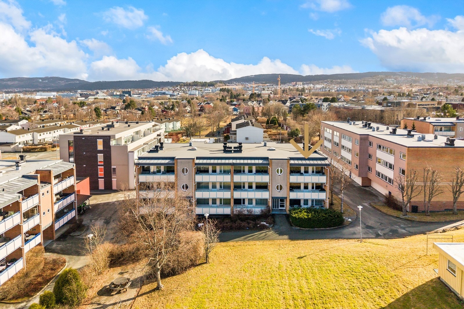 Leiligheten har super beliggenhet i et ellers svært attraktiv område og borettslag. Her har man fritt utsyn over store grøntareal og frodige fellesområder. Galleribilde