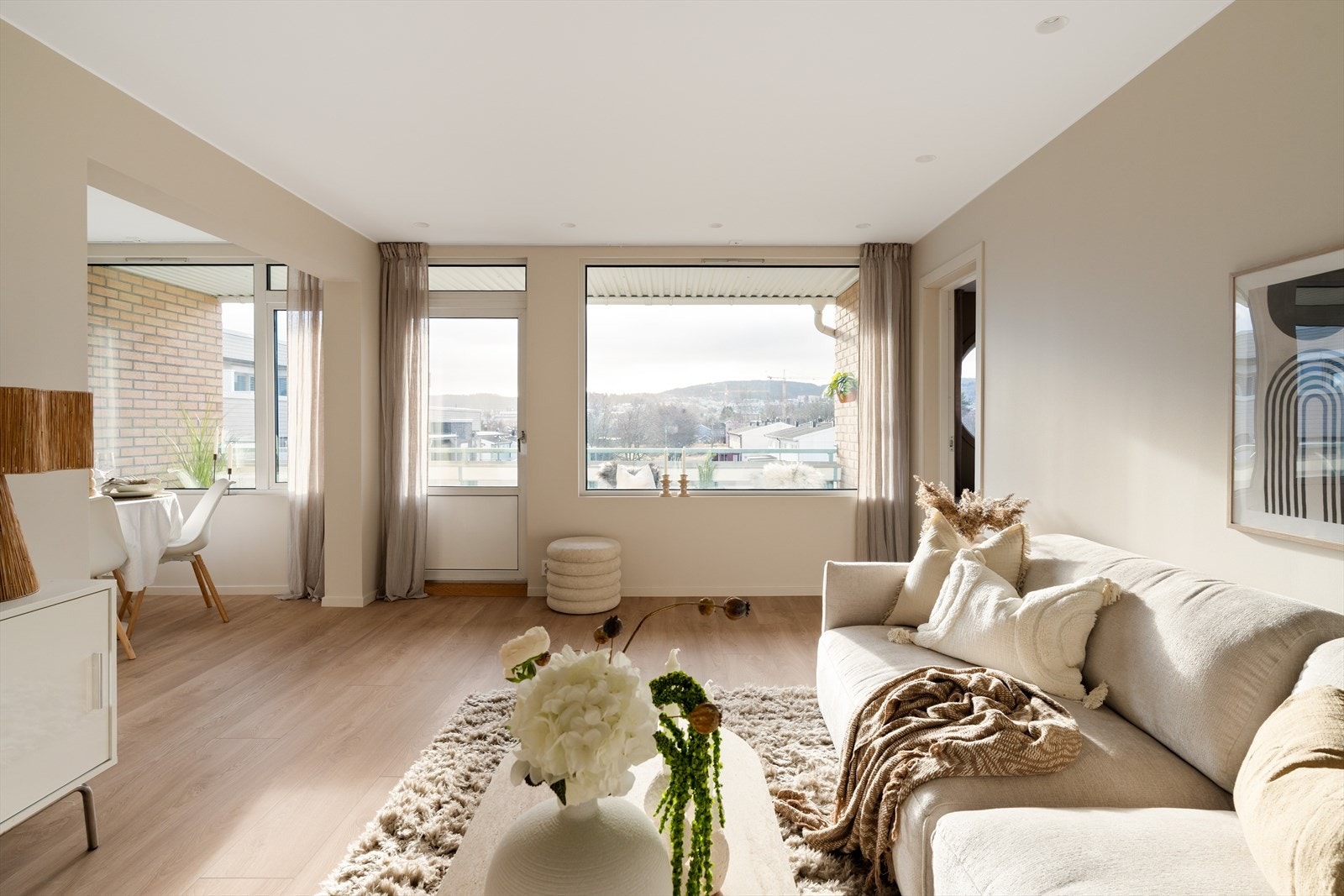 Tidløs og delikat 1-stavs laminat er gjennomgående for leiligheten. Behagelig gulvvarme er lagt i hele leiligheten og inndelt i soner per rom. Galleribilde