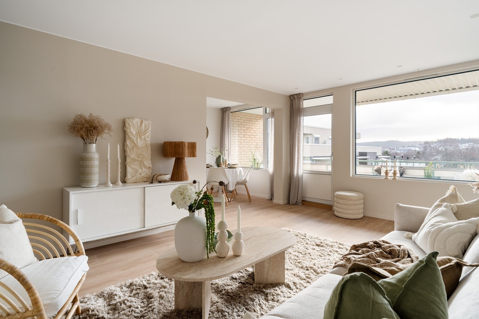 De store vindusflatene bidrar til å gi leiligheten en lys og luftig atmosfære. Det er eller utstrakt bruk av downlights i himling inndelt i flere soner. Galleribilde