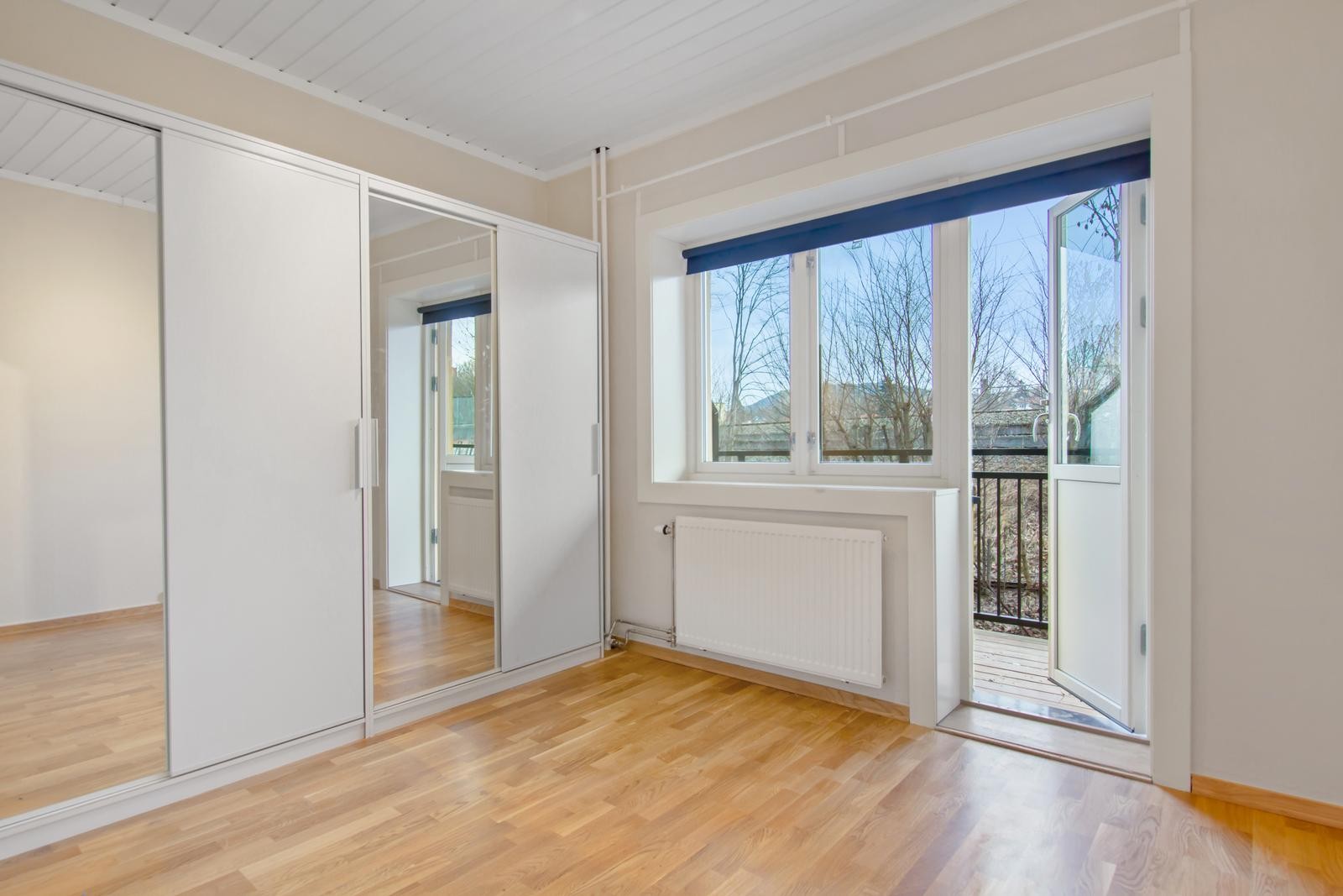 Soverom med skyvedørsgarderobe Galleribilde