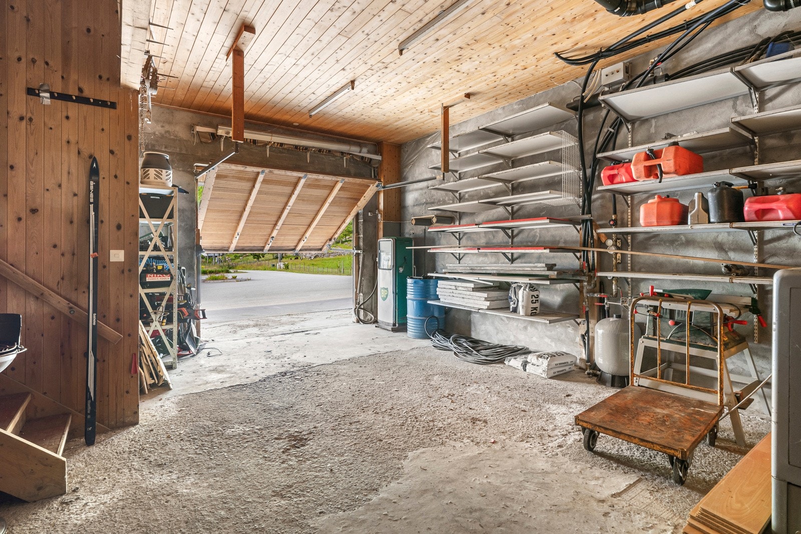 Integrert garasje i byggets første etasje. Galleribilde