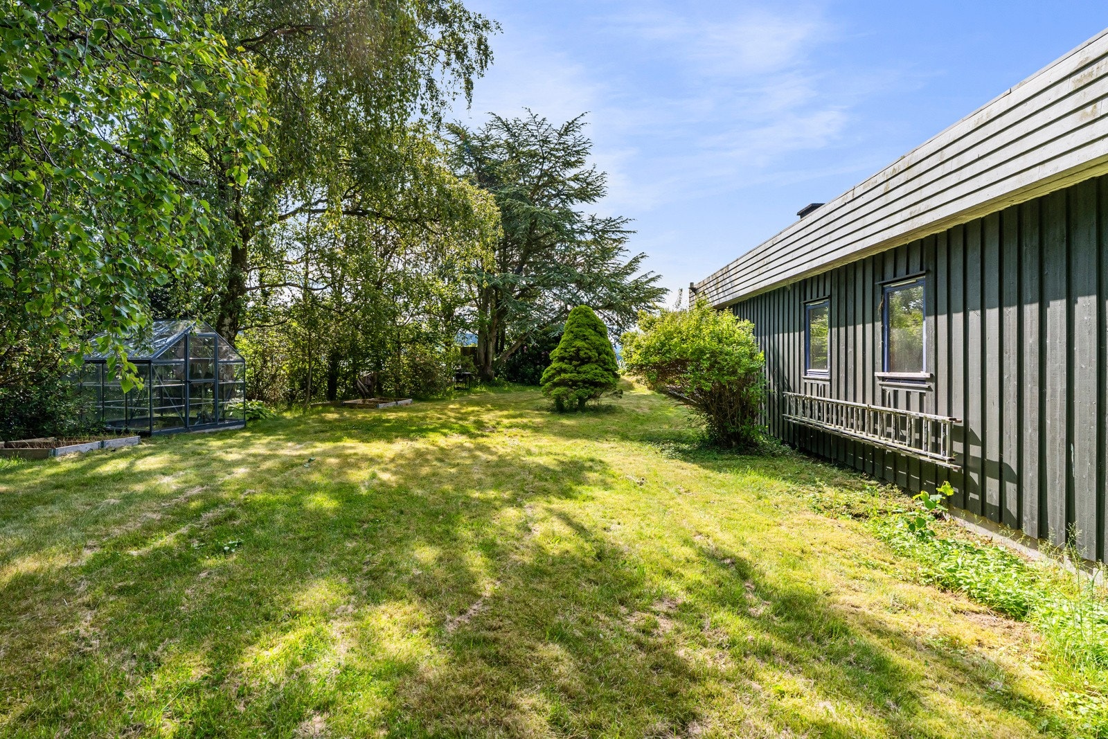 Terrenget er variert og har både flate partier og lett kupert skogsmark. Galleribilde