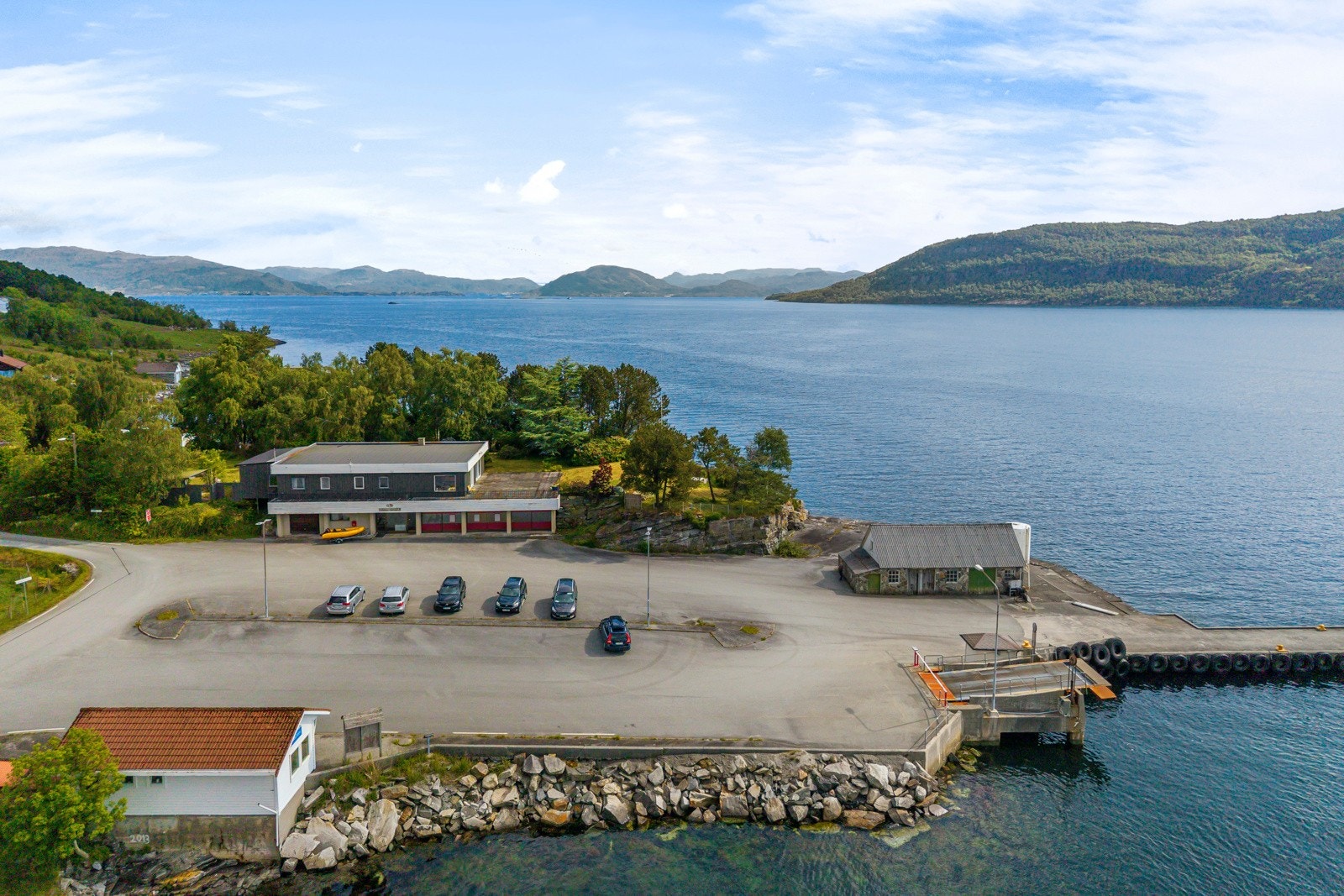 Velkommen til Sjernarøyveien 1266 - en særegen eiendom med beliggenhet helt i sjøkanten, omgitt av vakker natur, ro og maritime kvaliteter. Galleribilde
